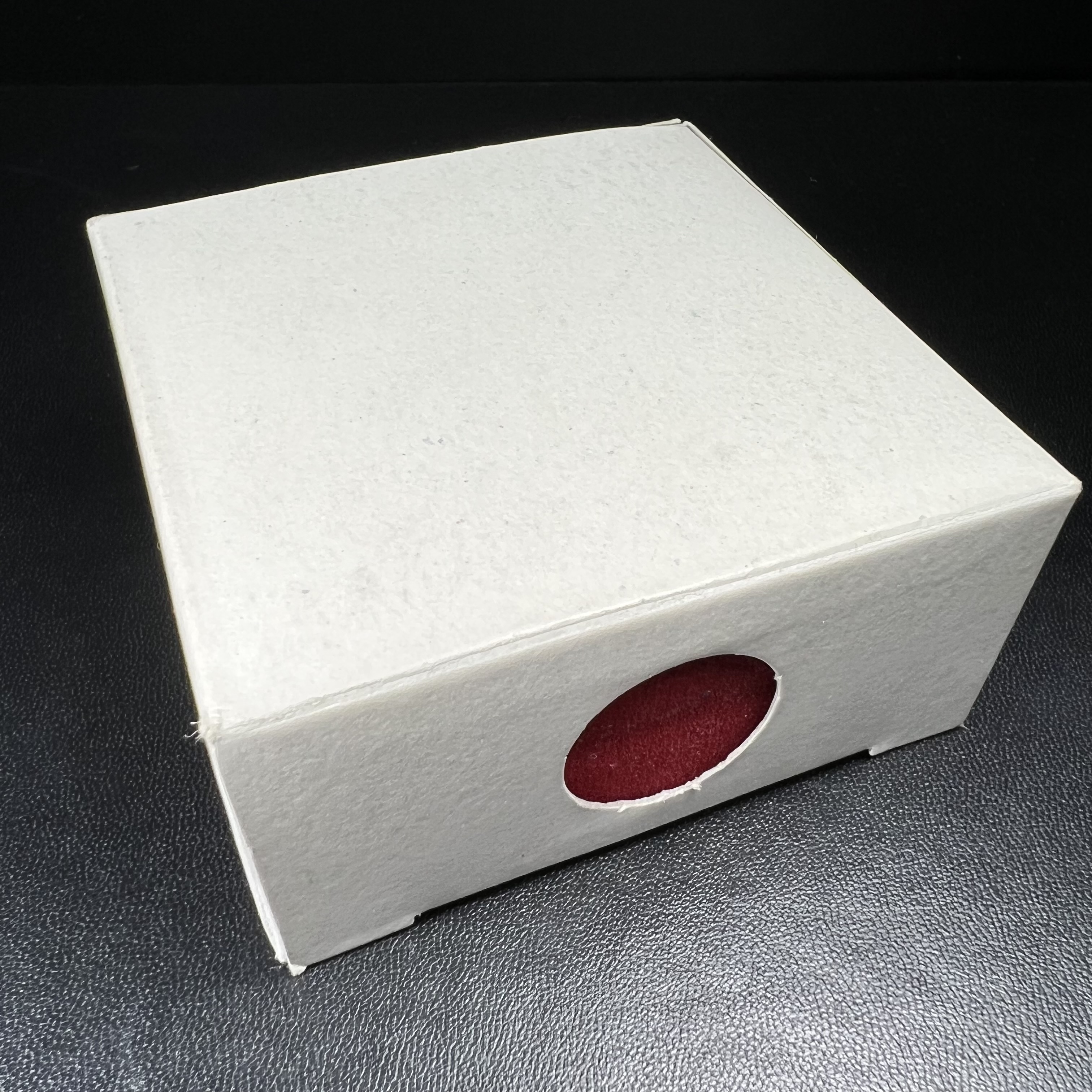 เหรียญครุฑดวงตรามหาเดช หลังยันต์มงกุฏพระเจ้า วัดตรีทศเทพวรวิหาร ปี2553 เนื้อกะไหล่ทองลงยาแดง(สภาพสวยซีนซองเดิมกล่องบรรจุเดิม)ดวงตราแห่งชัยชนะ ความสำเร็จ เจริญรุ่งเรือง แก้อาถรรพ์ ต่างๆ