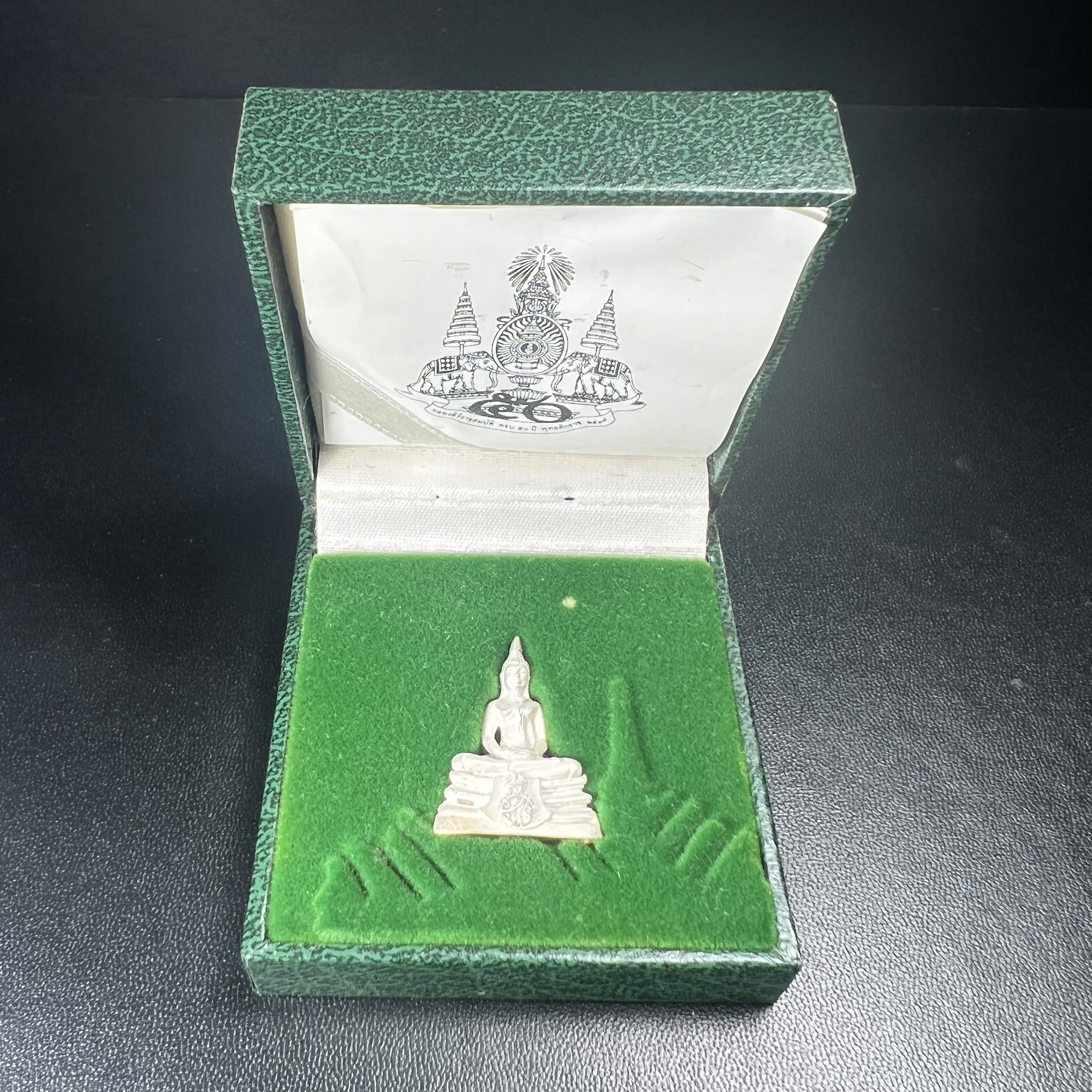 พระพุทธโสธร ภปร. รุ่นย้อนยุค สร้างพระอุโบสถ สมาคมชาวฉะเชิงเทรา จัดสร้าง ปี 2539 วโรกาสครองสิริราชสมบัติครบ 50 ปี เนื้อเงินทรายนวลขัดเงาบางส่วน(ผิวเดิม) พร้อมกล่องบรรจุและใบรับรองเดิม