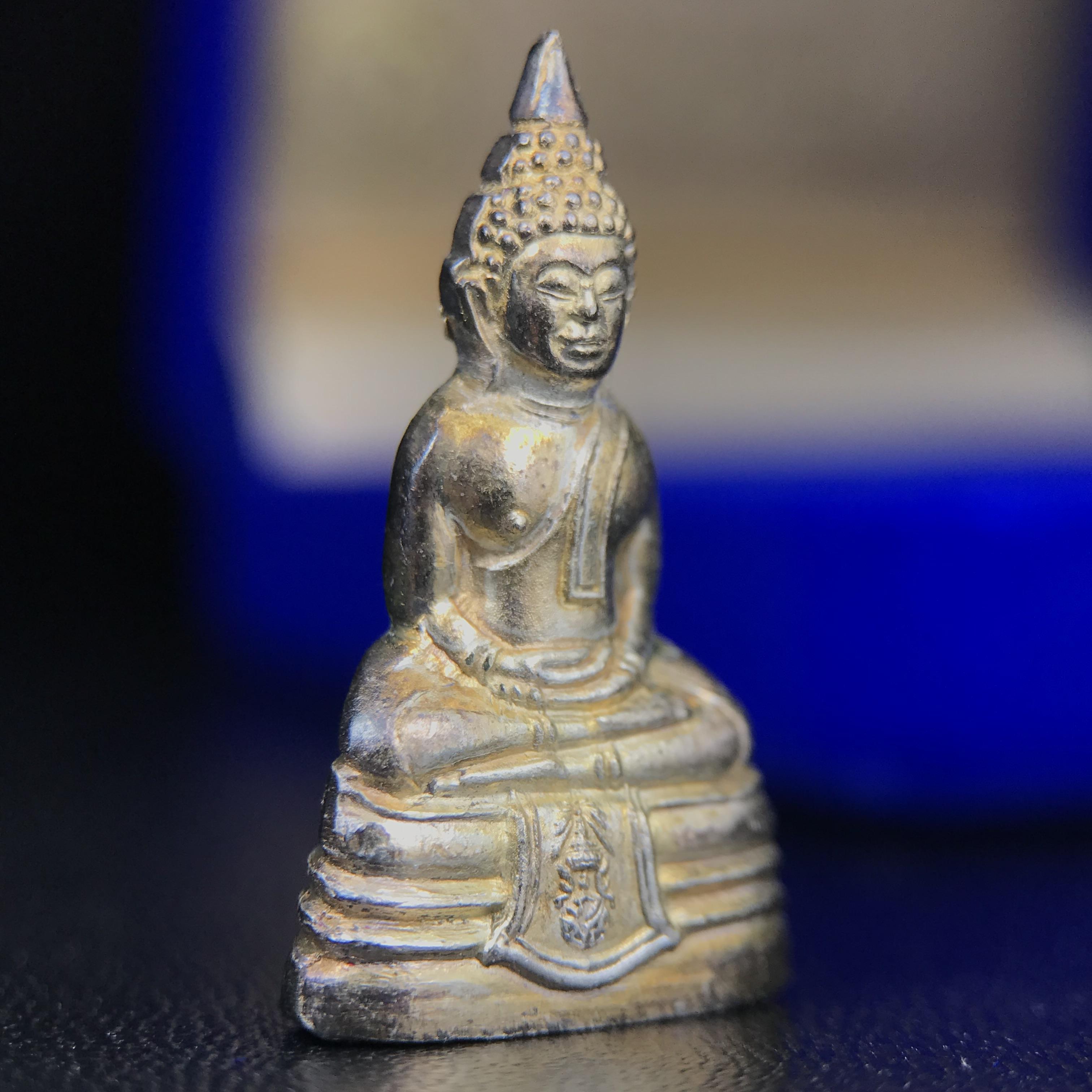 พระกริ่งหลวงพ่อโสธร ภปร. รุ่นกาญจนาภิเษก จัดสร้างในมงคลวโรกาสที่พระบาทสมเด็จพระเจ้าอยู่หัวรัชกาลที่9 เสด็จเถลิงถวัลย์สิริราชสมบัติ ครบ 50 ปี ในพุทธศักราช 2539 เนื้อเงิน(ผิวเดิมสวย)(พิธีใหญ่เข้มขลัง)1 ใน 9950 องค์