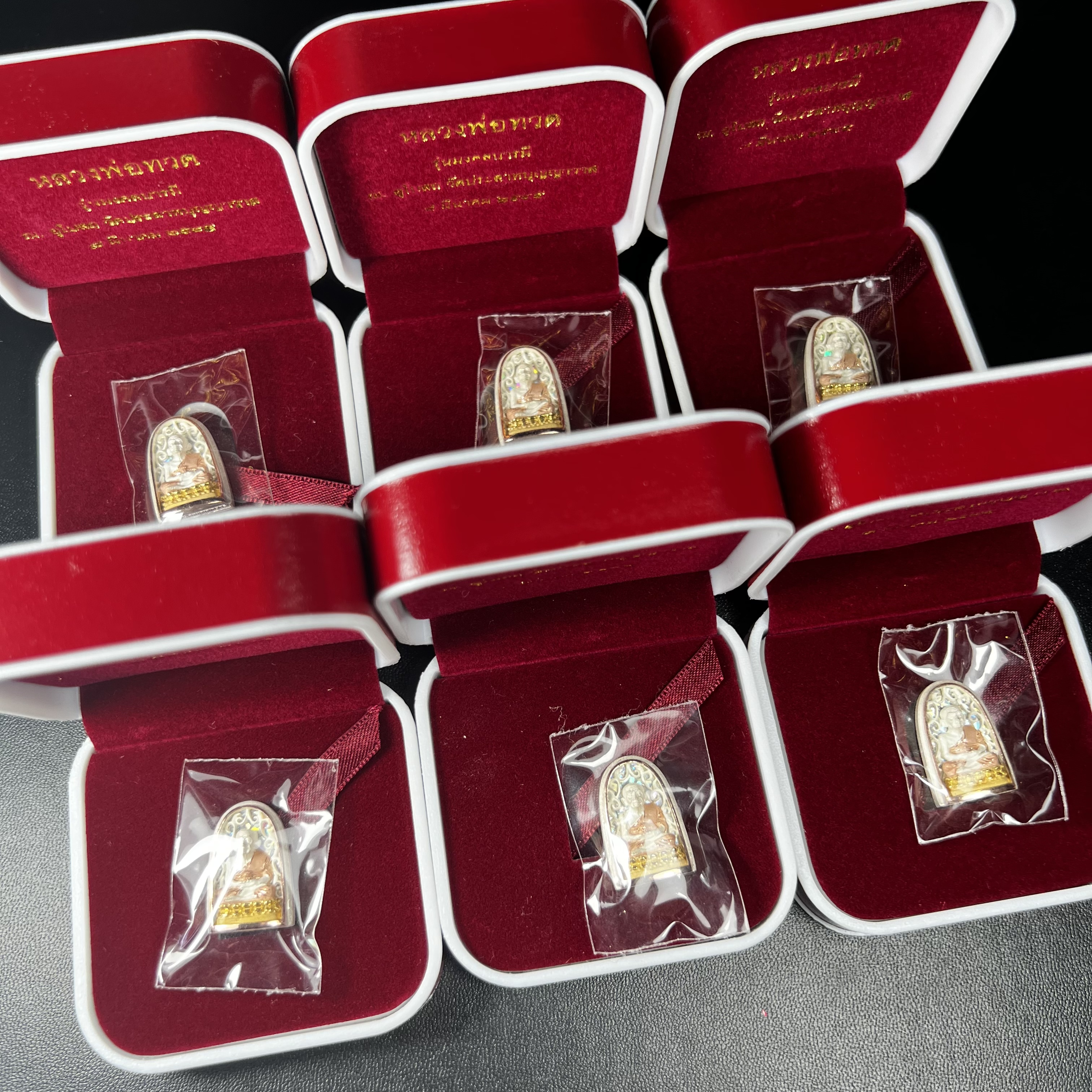 เหรียญหลวงพ่อทวด รุ่น มงคลบารมี วัดประสาทบุญญาวาส ปี 2545 เนื้อเงินสามกษัตริย์ พิมพ์ทรงพระรอด(ขนาด 2.2*1.5 ซม.)ฉลุลายฉากพื้นหลังสามมิติเปลือกหอยมุกสวยงาม ตอกโค๊ต ก(กรรมการ)พร้อมกล่องบรรจุเดิม