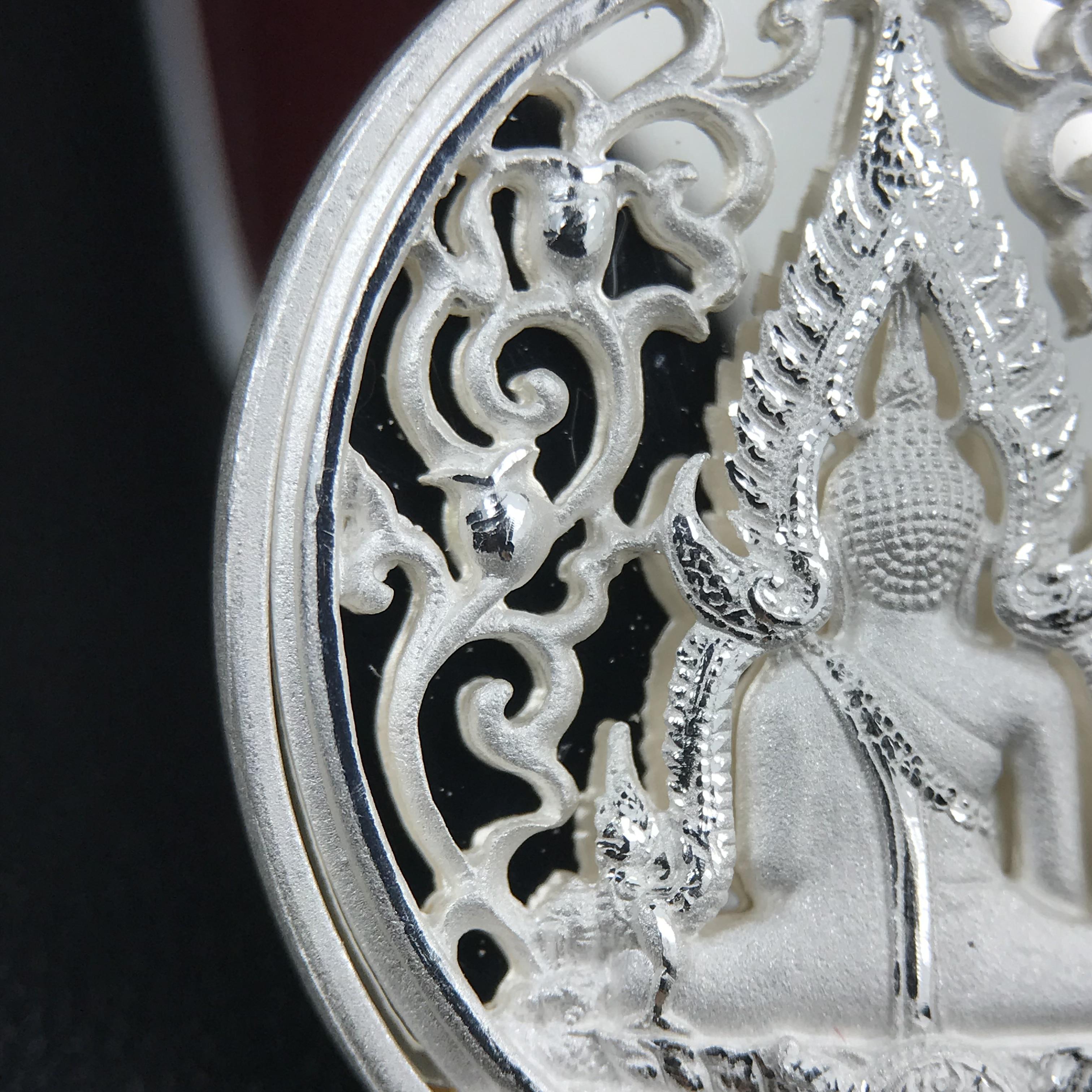 พระพุทธชินราช รุ่น ประวัติศาสตร์ มูลนิธิเพื่อตำรวจไทยจัดสร้าง ปี 2562 เนื้อเงินขัดเงา พิมพ์เหรียญรูปไข่ฉลุลายไทย พิมพ์ใหญ่ พระพุทธชินราช แบบจิวเวอร์รี่ (ขนาดสูง 2.9 ซม.) (สภาพ สวย ซีนซองเดิม กล่องบรรจุเดิมครบสมบูรณ์)