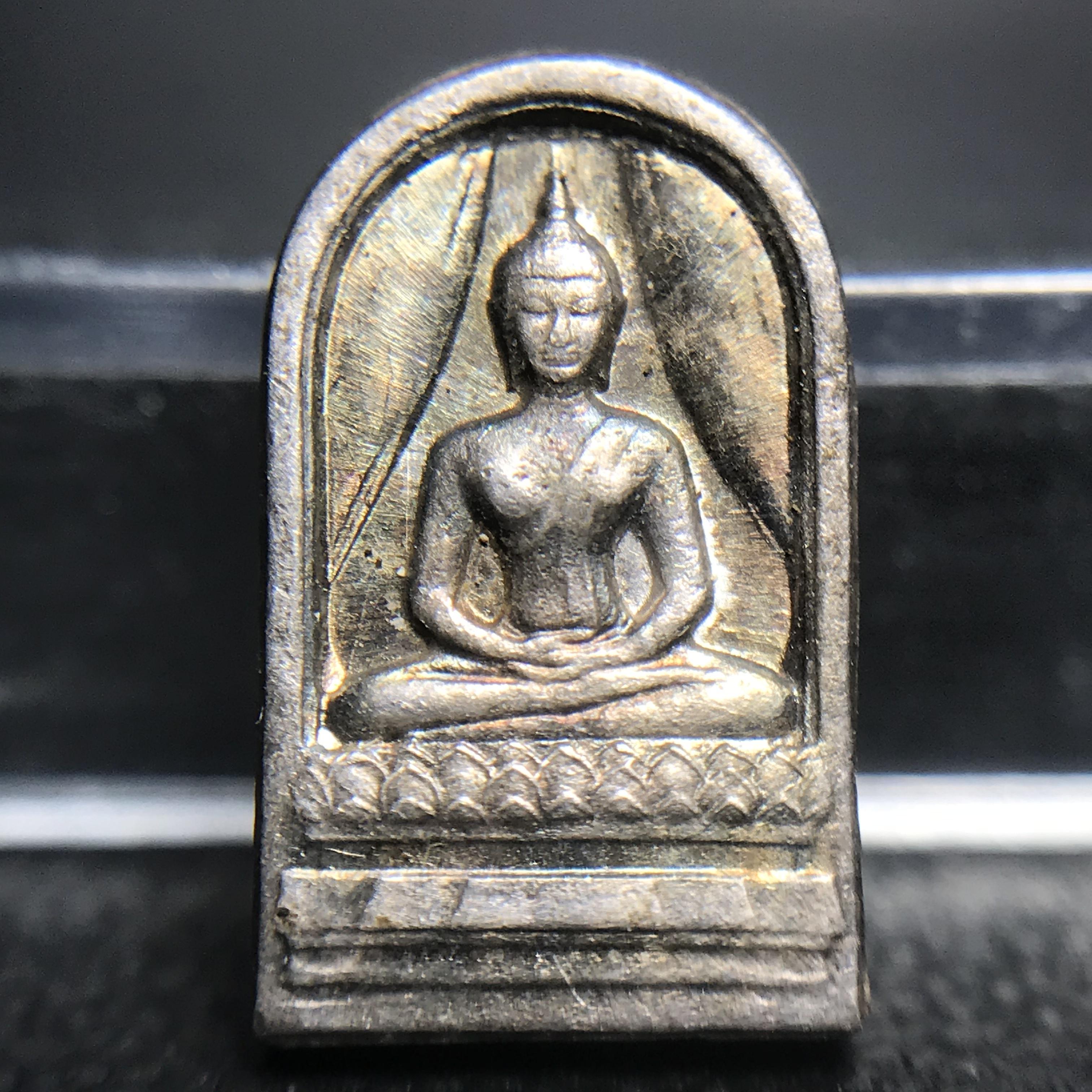 พระปรกใบมะขาม พระพุทธสิหิงค์ ภปร. ธรรมศาสตร์ 50ปี เนื้อเงิน(ในหลวงรัชกาลที่9 เสด็จเททอง)(พระปรกใบมะขาม ภปร. รุ่นแรก)(คัดสภาพสวยคมชัด ผิวเดิม)หายาก