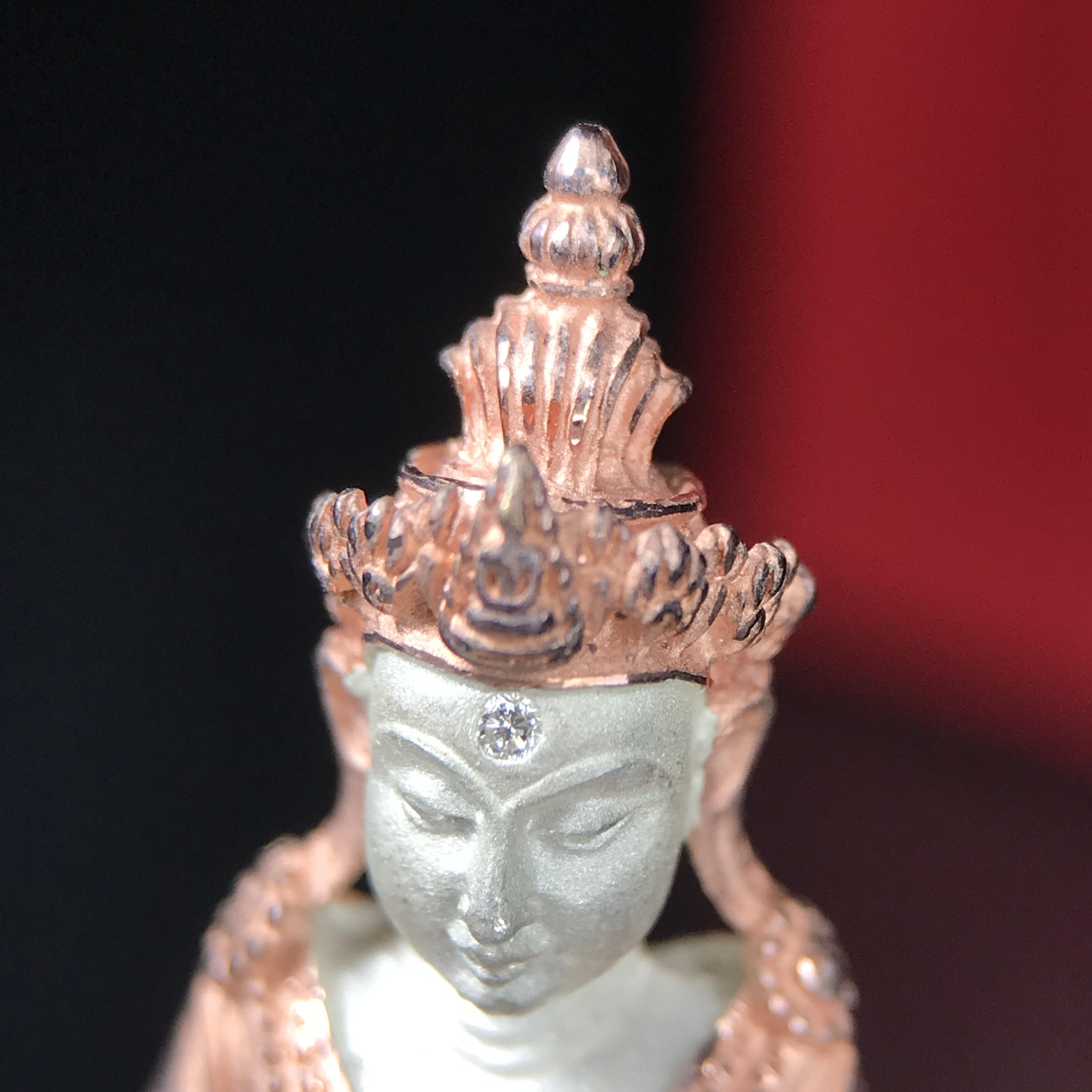 พระกริ่งอวโลกิเตศวร ( เจ้าแม่กวนอิม ) วัดโพธิ์แมนคุณาราม รุ่นอุดมโภคทรัพย์ พ.ศ.2539 เนื้อเงิน 3 กษัตริย์ (องค์พิเศษกรรมการ ฝังเพชรตำแหน่งดวงตาที่สามกลางหน้าผาก 1 เม็ด)(อีกหนึ่งรุ่นยอดนิยม พุทธศิลป์สวยงดงาม)***องค์พิเศษกรรมการฝังเพชร พบเจอน้อยหายากมาก***