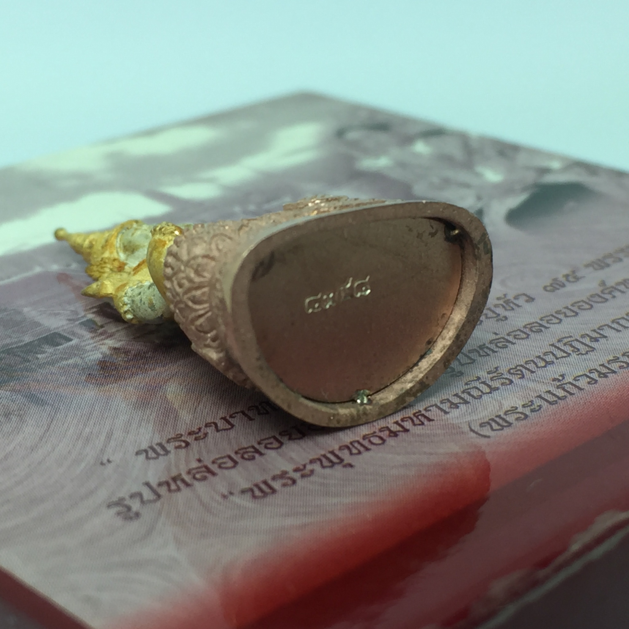 รูปหล่อลอยองค์ พระแก้วมรกต ภปร ปี45 รุ่นฉลองกรุงรัตนโกสินทร์ครบ 220 ปี เนื้อเงินสามกษัตริย์ พิมพ์ใหญ่