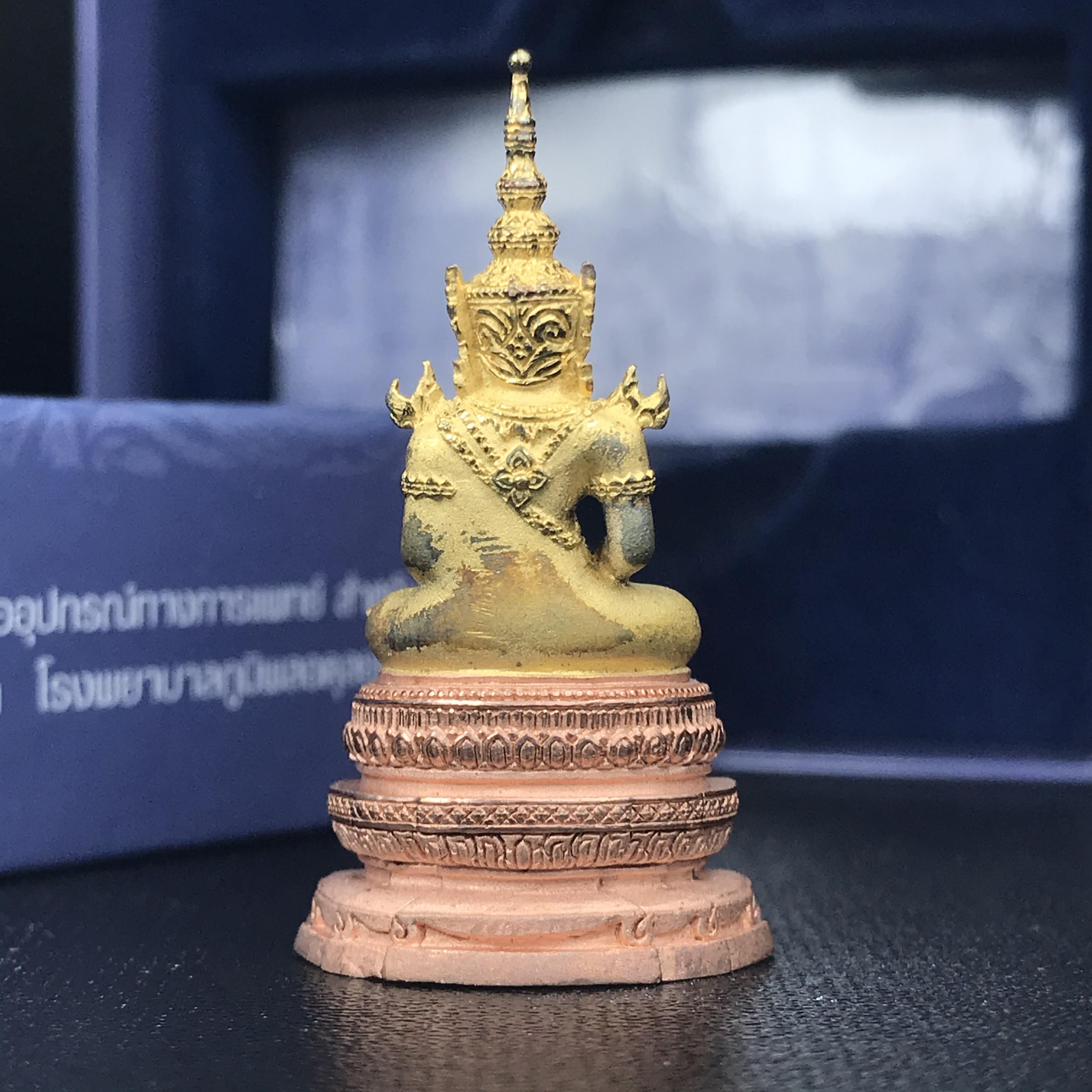 พระแก้วมรกต ภปร. ปี2547 จัดสร้างโดย รพ.ภูมิพลฯ เนื้อเงิน (3 กษัตริย์)ลอยองค์ หน้าตัก 1/2 นิ้ว (สภาพผิวเดิม ขึ้นสีรุ้งธรรมชาติ แบบนิยม) (1ใน3000องค์)