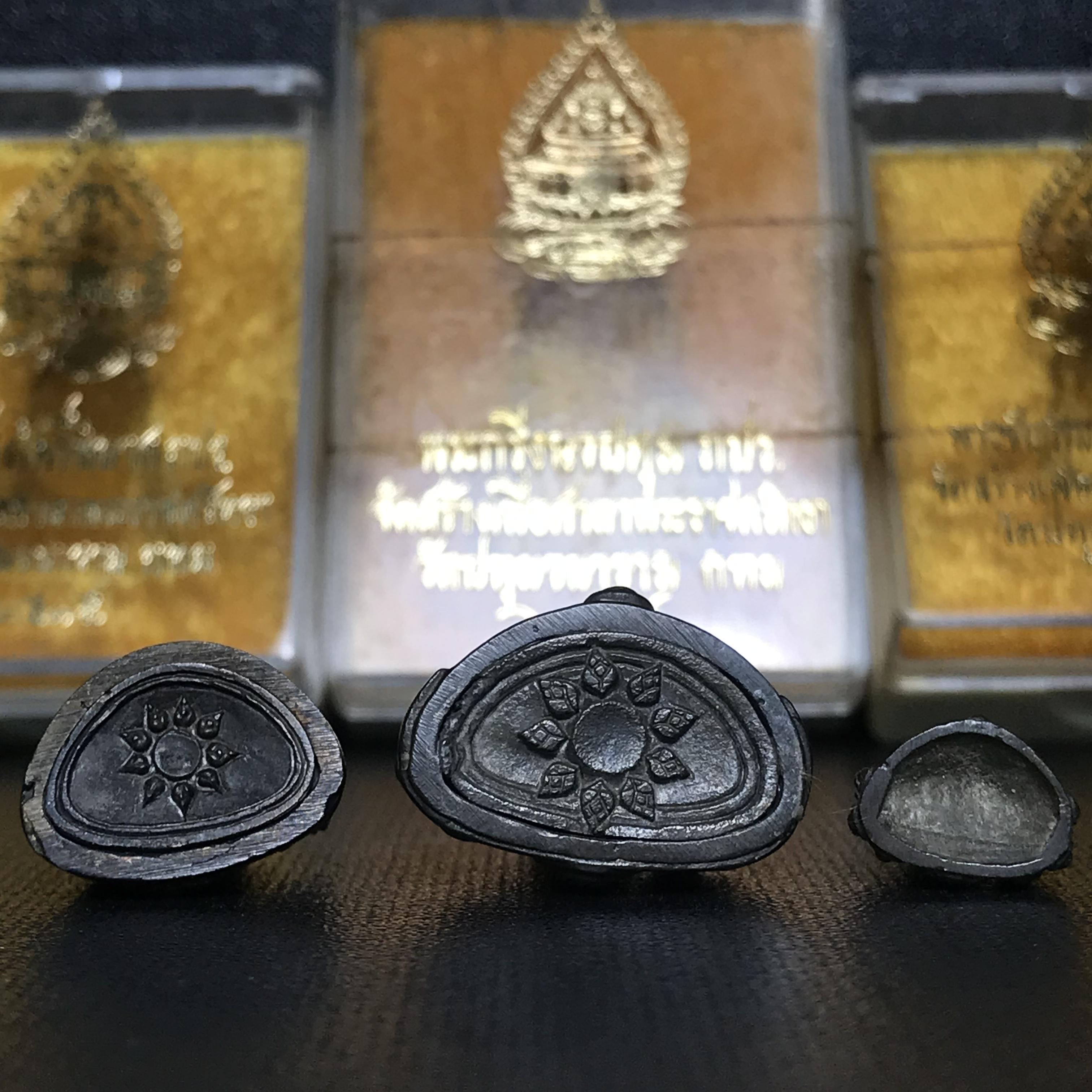 พระกริ่งนวปทุม ภปร.-พระชัยวัฒน์นวปทุม ภปร.-พระกริ่งไพรีพินาศ ภปร. รุ่นแรก วัดปทุมวนาราม ครบชุดเนื้อนวโลหะ ปี2535(ในหลวงรัชกาลที่9เสด็จเททอง)(1ใน3000องค์)หายาก