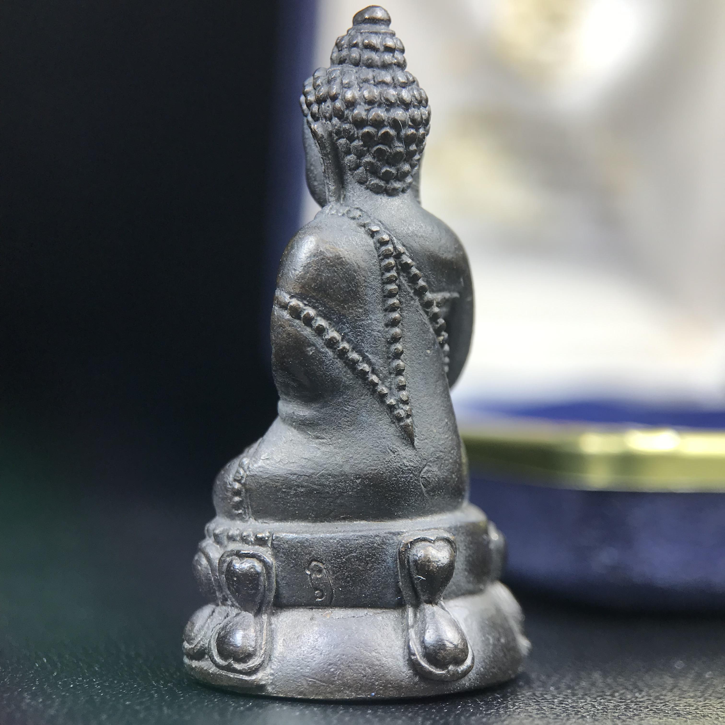 พระกริ่งนวปทุม ภปร. วัดปทุมวนาราม ปี 2535 เนื้อนวโลหะ(เข้มขลัง สวย งดงาม) ขนาดสูง 3.7 ซม. พร้อมกล่องพิเศษบรรจุเดิมครบสมบูรณ์ (ในหลวงรัชกาลที่9เสด็จเททอง)(1ใน3000องค์)นิยมหายาก