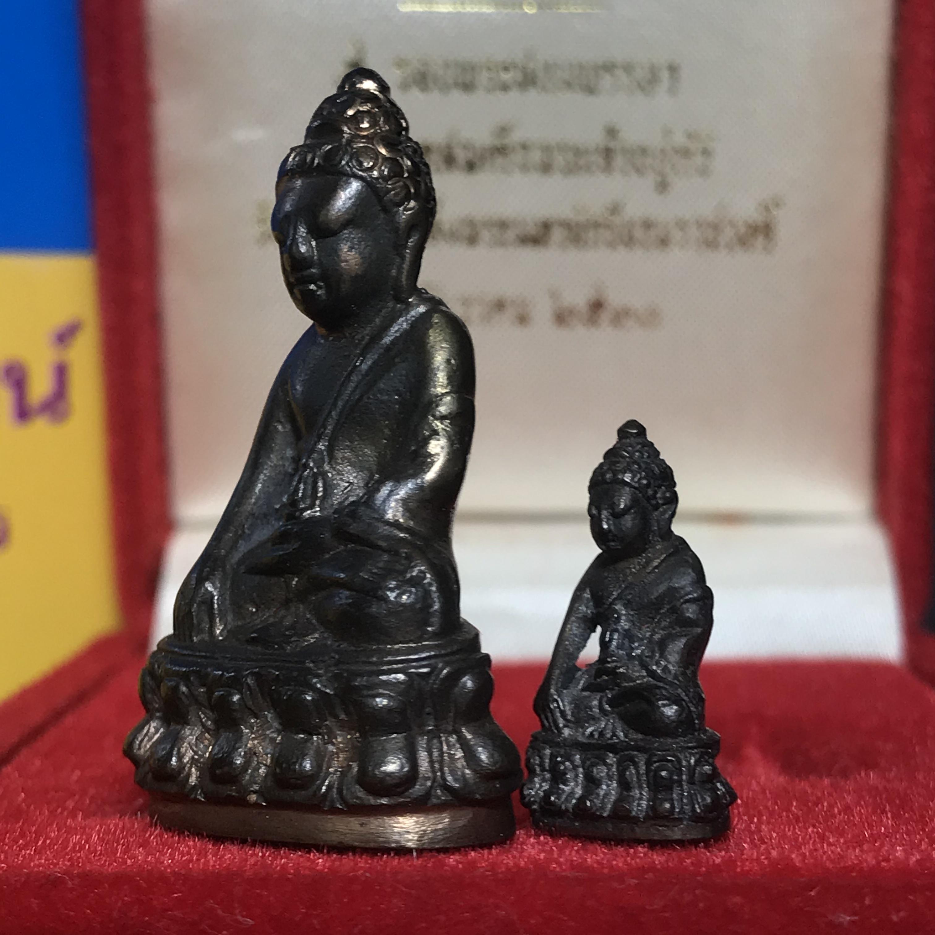 พระกริ่ง-พระชัยวัฒน์ ปวเรศ ปี2530 วัดบวรนิเวศราชวรวิหาร(ในหลวง ร.9 เสด็จเททอง)(บรรจุเส้นเกศาในหลวงรัชกาลที่9)พร้อมสูจิบัตรเดิมตอนจัดสร้าง(สภาพสวยครบสมบูรณ์))