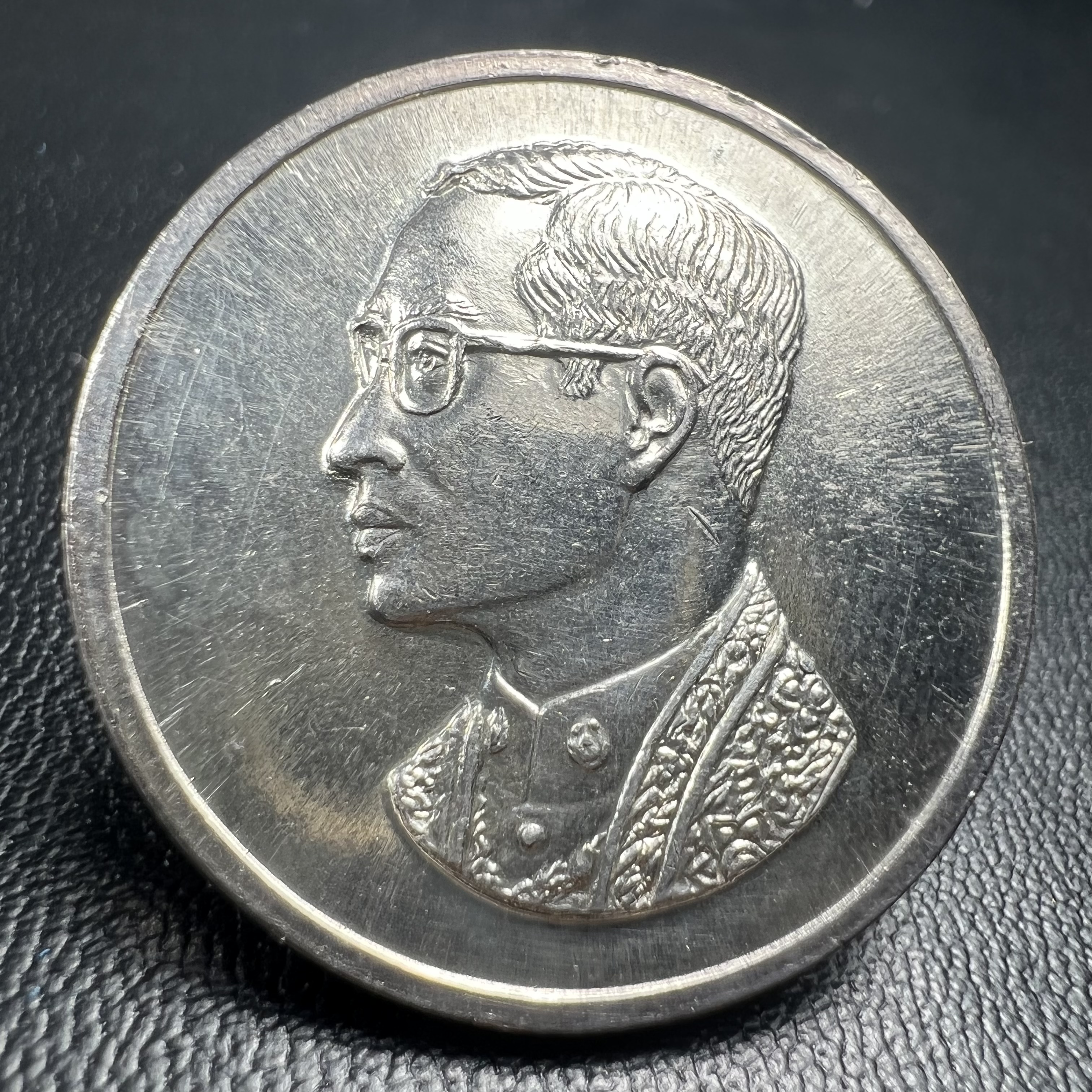 เหรียญพระบรมรูปคุ้มเกล้า รพ.ภูมิพล ปี2522 เนื้อเงิน พิมพ์ใหญ่ คัดสภาพสวยพร้อมซองบรรจุเดิม(ในหลวงรัชกาลที่9 ทรงจุดไฟพระฤกษ์และเททอง พิธีใหญ่)ยอดนิยม