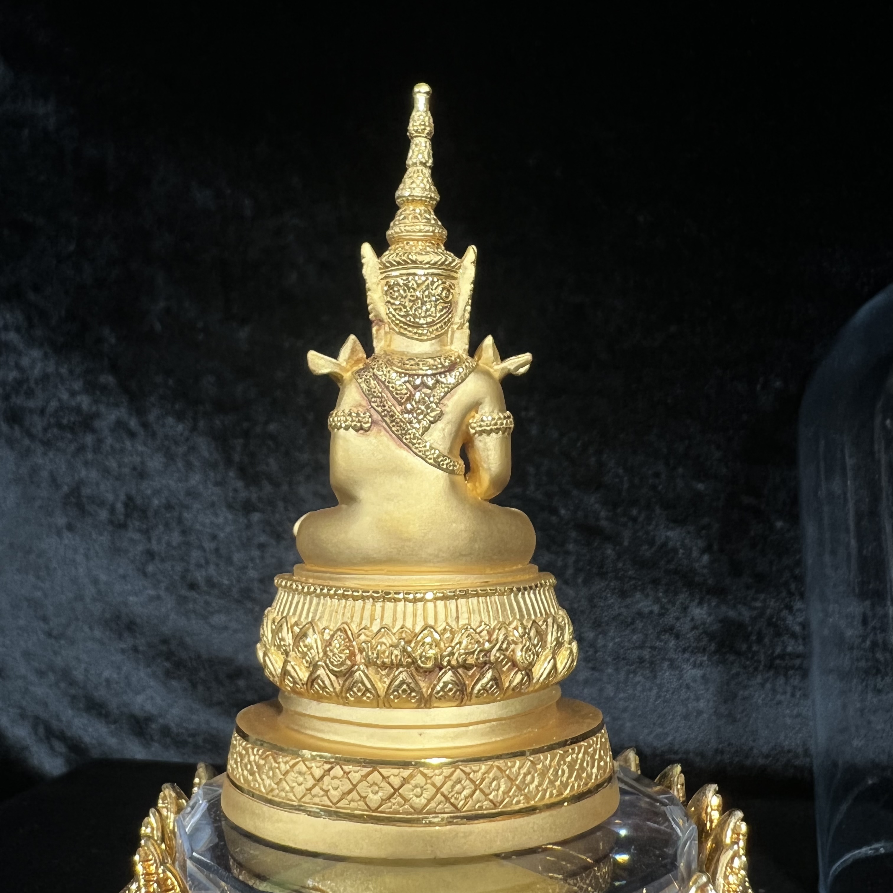 พระแก้วมรกต ภปร.(รุ่นแรก) ปี2545 รุ่นฉลองกรุงรัตนโกสินทร์ครบ 220 ปี หล่อลอยองค์ เนื้อทองคำบริสุทธิ์99.99% ขนาดบูชา 50*90 มม. พร้อมฐานวางครอบแก้วเดิม(สวยงามและหายากมาก)(1ใน1000องค์)