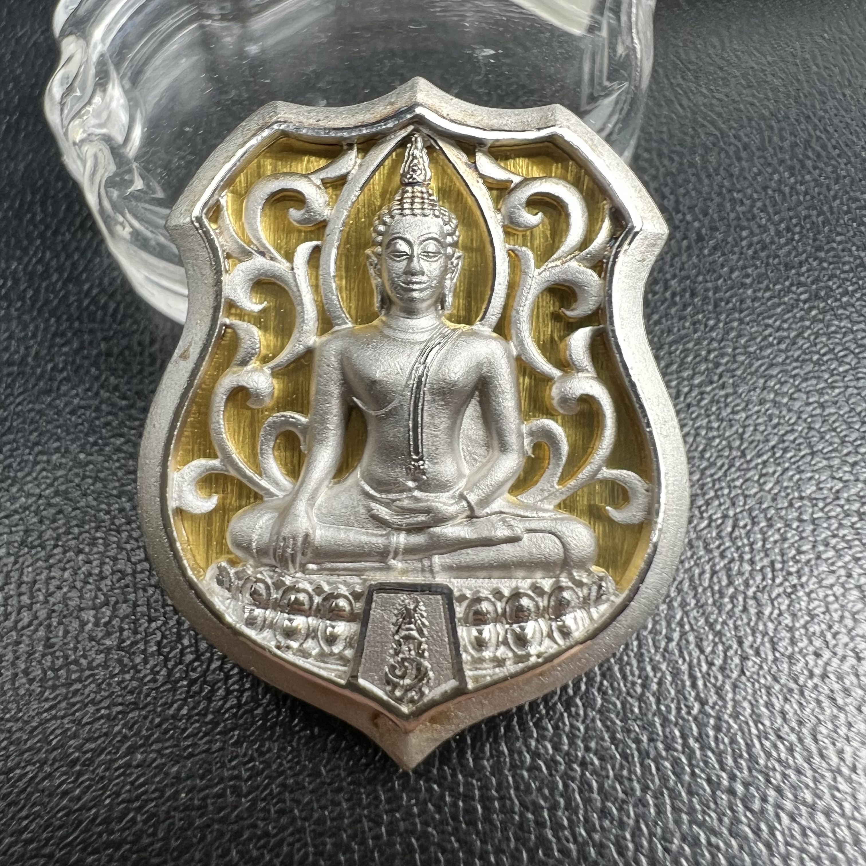 พระพุทธรูปคุ้มเกล้าฯ ภปร.(ใต้ร่มพระบารมี คุ้มเกล้า) 60ปี รพ.ภูมิพลฯ พ.ศ.2552 เหรียญเนื้อเงิน ชุบทองคำขาว(พิมพ์ รูปอาร์ม+รูปใบมะขาม+รูปห้าเหลี่ยม)(1ชุด 3 พิมพ์ ครบทุกแบบที่จัดสร้าง)1 ใน 5000 เหรียญ ครบชุดหายาก