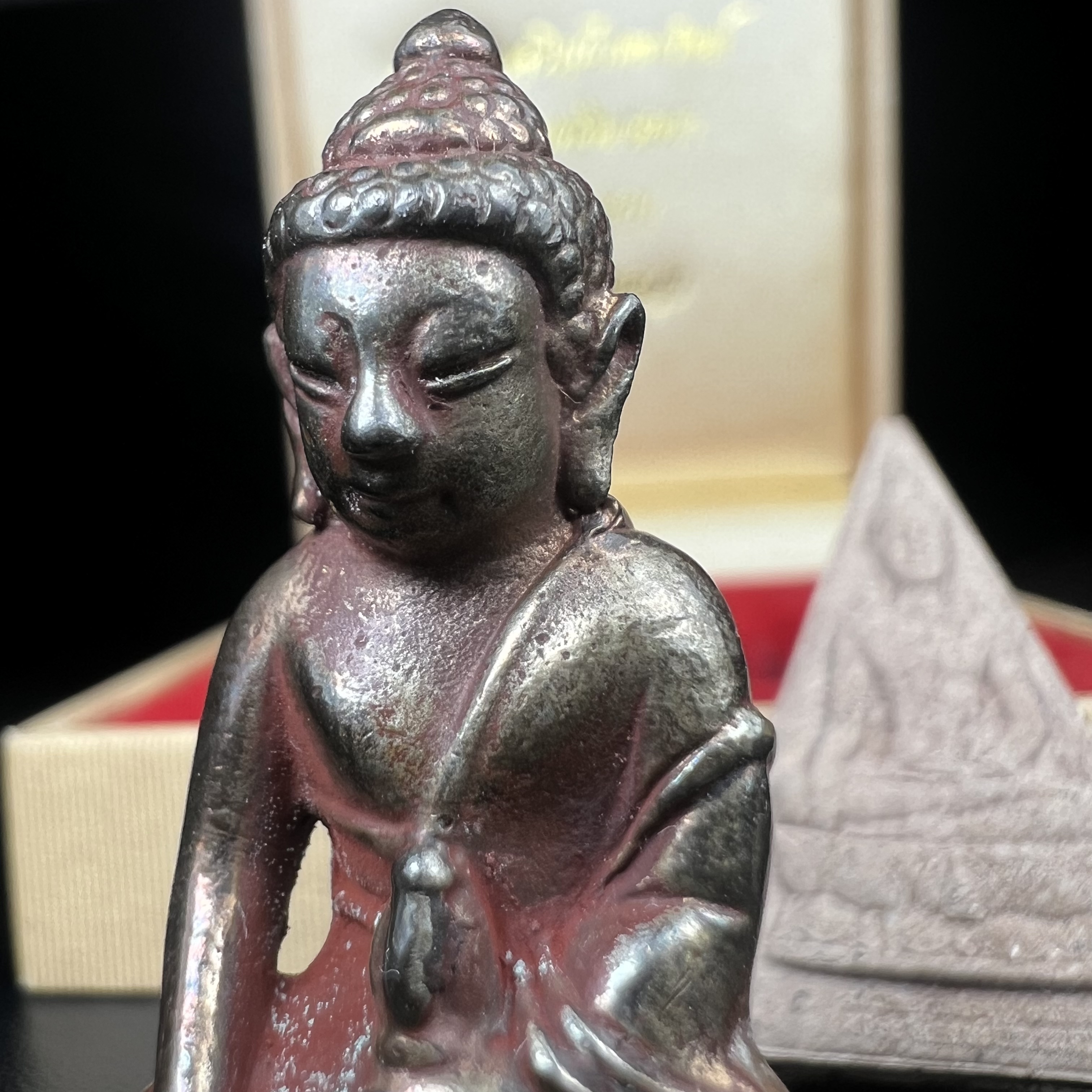 พระกริ่งเจริญโภคทรัพย์ พระพิมพ์จิตรลดา ที่ระลึกโครงการหลวง ปี 2539 ฉลองครองราชสมบัติครบ 50 ปี รัชกาลที่ 9 ตรากาญจนาภิเษกทองคำ(เนื้อทองคำแท้)(ชุดกรรมการหายาก)(สภาพผิวยาขัดแดงๆติดเต็มๆสวยเดิม ผิวแบบนี้พบเจอน้อย))(1ใน1999ชุด)