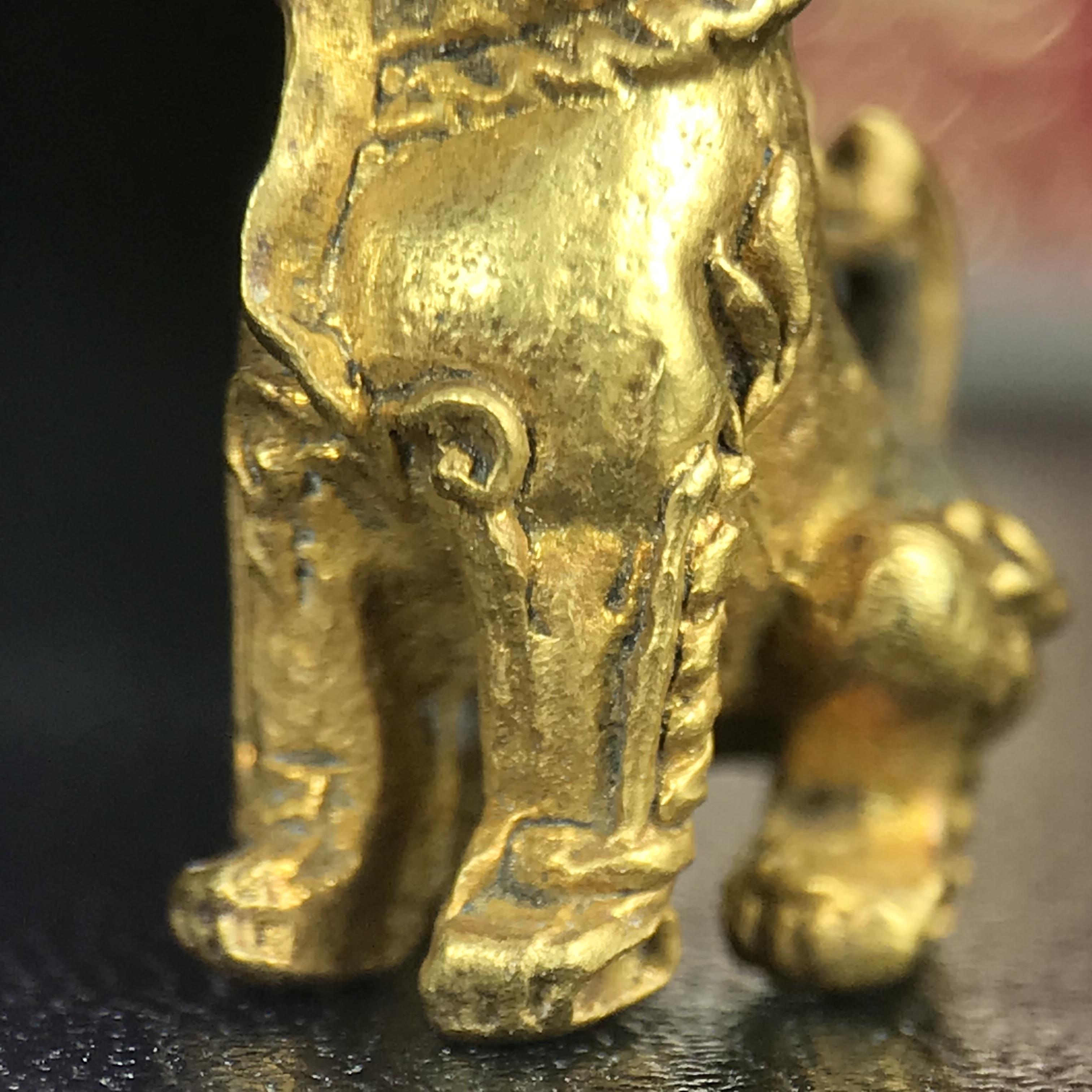 สิงห์เจ้าพ่อดำ วัดบุพพาราม จ.เชียงใหม่ ปี 2518 เนื้อกะไหล่ทอง(ตอก 2 โค๊ต)หายาก(สภาพผิวเดิมสวยเดิมกล่องครบ) สิงห์รุ่นนี้มีพิธีดีมีเกจิอาจารย์ที่ร่วมปลุกเสกมากมาย****เครื่องราง ที่พระบาทสมเด็จพระเจ้าอยุ่รัชกาลที่ ๙ ทรงเสด็จฯประกอบพิธีด้วยพระองค์เอง