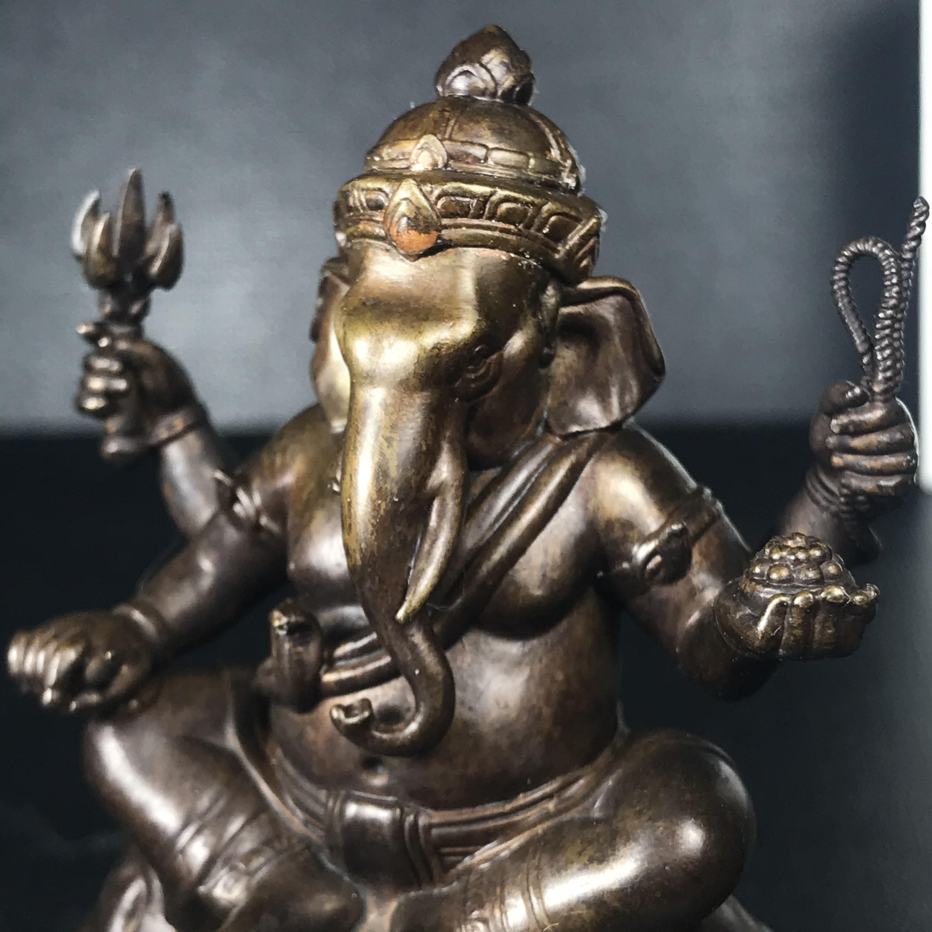 พระพิฆเนศวร รุ่น 108 แห่งการสถาปนากรมศิลปากร ปี 2562 ขนาดบูชาหน้าตัก 1.5 นิ้ว เนื้อทองเหลืองรมดำ (พิธีใหญ่ มวลสารดี)(เลขนัมเบอร์ 207 (ผลรวมได้เก้าเป็นมงคล))1 ใน 1999 องค์