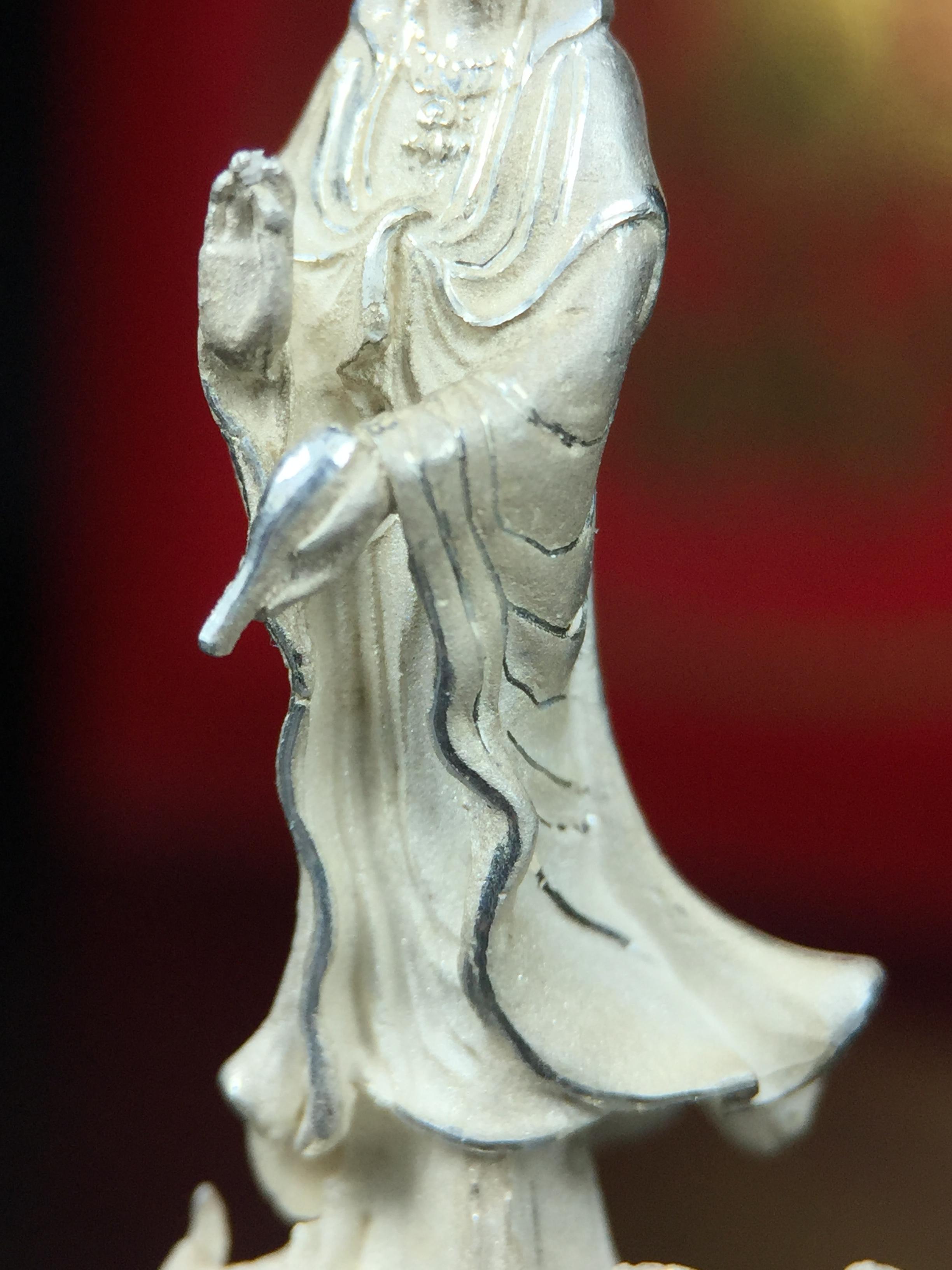 รูปหล่อลอยองค์ พระมหาโพธิสัตว์กวนอิม ทรงประทับมังกร เนื้อเงินพ่นทรายขัดเงาบางส่วน โครงการสร้าง พระศรีอริยะเมตตรัยมหาโพธิสัตว์ น้อมถวายพระบาทสมเด็จพระเจ้าอยู่หัว ทรงครองศิริราชสมบัติครบ 50 ปี มหาพุทธาภิเษก วันที่ 6 เมษายน 2540 วัดโพธิ์แมนคุณาราม กรุงเทพฯ