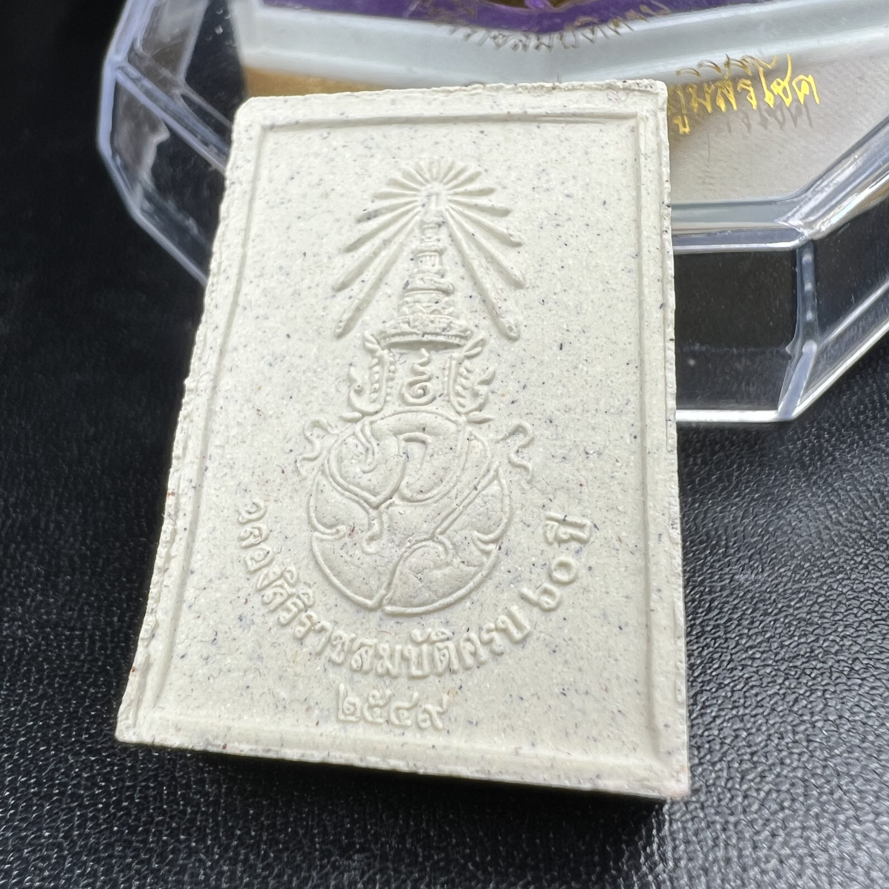 พระพุทธปฏิมาสุวรรณภูมิสิริโชค ภปร. การบินไทยจัดสร้างขึ้น เนื่องในวโรกาสฉลองสิริราชสมบัติครบ60ปี พุทธศักราช 2549 พระผงมวลสารพระราชทานผงจิตรลดา พระเกศา จีวร และว่าน 108ชนิด พิธีปลุกเสกวัดพระศรีรัตนศาสดาราม(วัดพระแก้ว)สวยๆพร้อมกล่องบรรจุครบ พิธีใหญ่ มวลสารดี