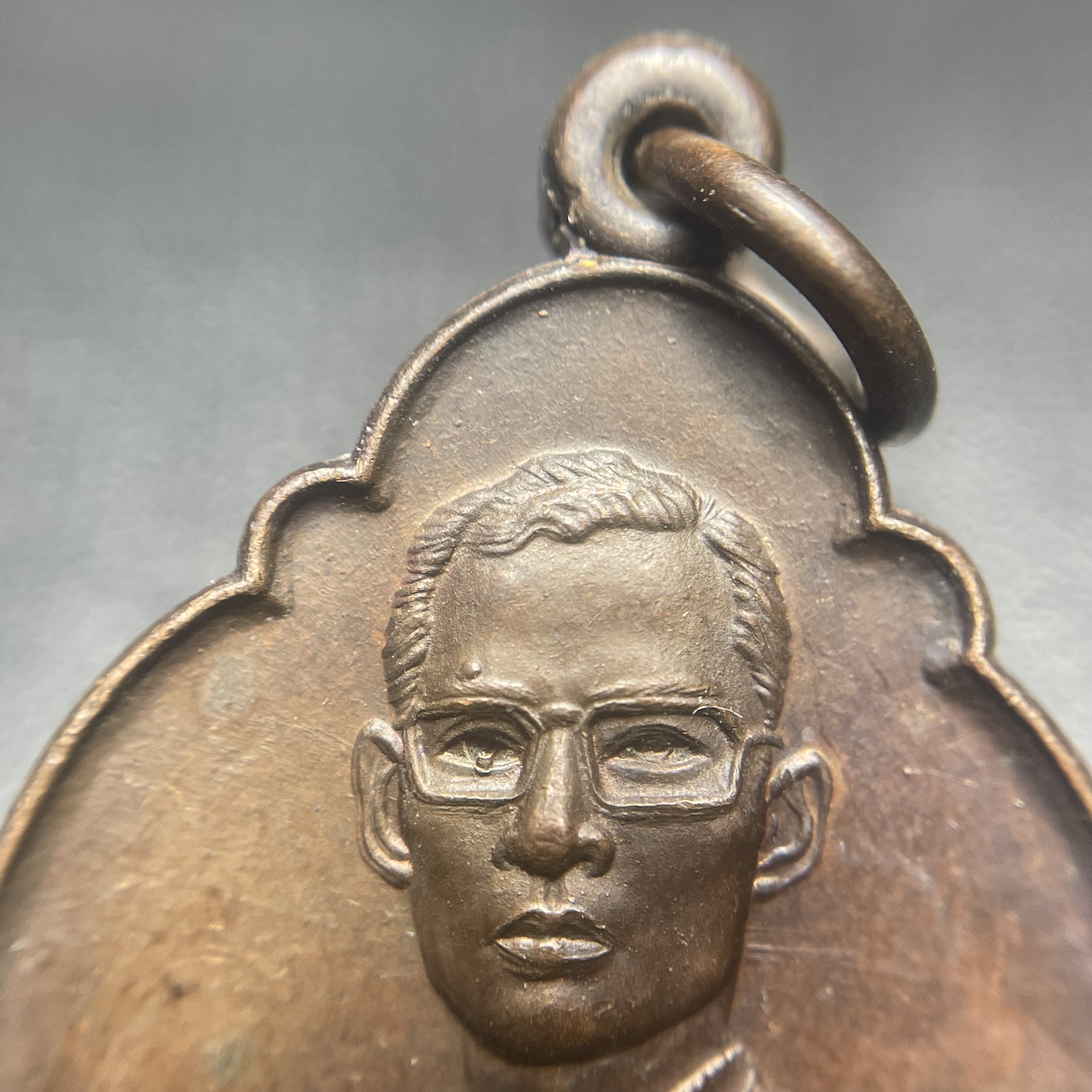 เหรียญ ร.9 ทรงเฉลิมพระชนมพรรษาครบ 4 รอบ ปี2518 (เนื้อทองแดงบล็อกวงเดือนล่างหายากนิยมที่สุดในรุ่น)(พิธีใหญ่)(รุ่นยอดนิยม เหรียญหลักที่ต้องมี เกจิดังในยุคร่วมปลุกเสก)