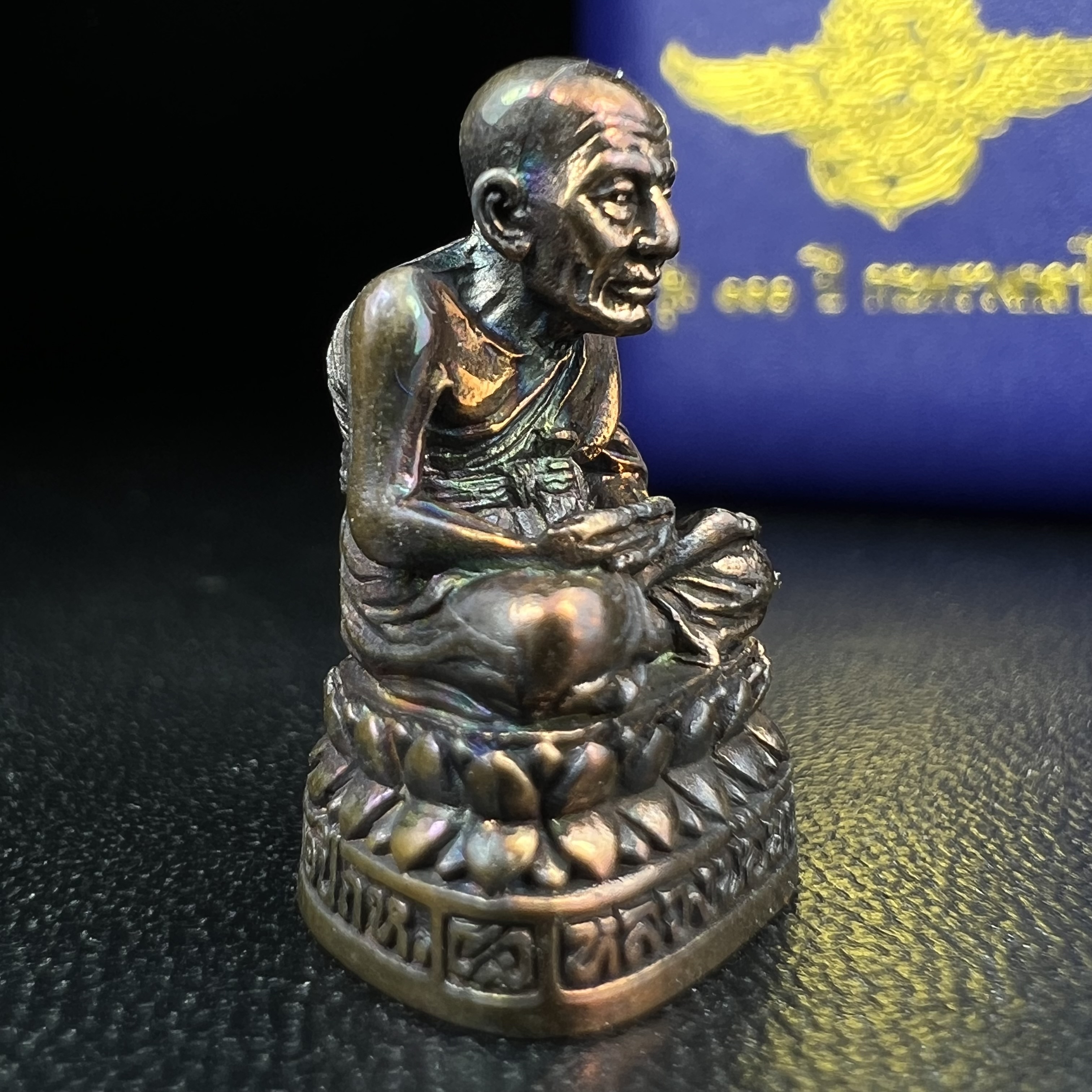 รูปเหมือนหล่อลอยองค์หลวงปู่ทวด รุ่น 111ปี กระทรวงกลาโหม เนื้อนวโลหะรมดำ-ปัดเงา ปี2540 พิธีใหญ่ เข้มขลัง นิยม พร้อมกล่องบรรจุเดิม(คัดสภาพสวยผิวเทพๆผิวรุ้งๆ)ทั้งพิธีทั้งพุทธศิลป์ทรงคุณค่าอีกหนึ่งรุ่นยอดนิยม