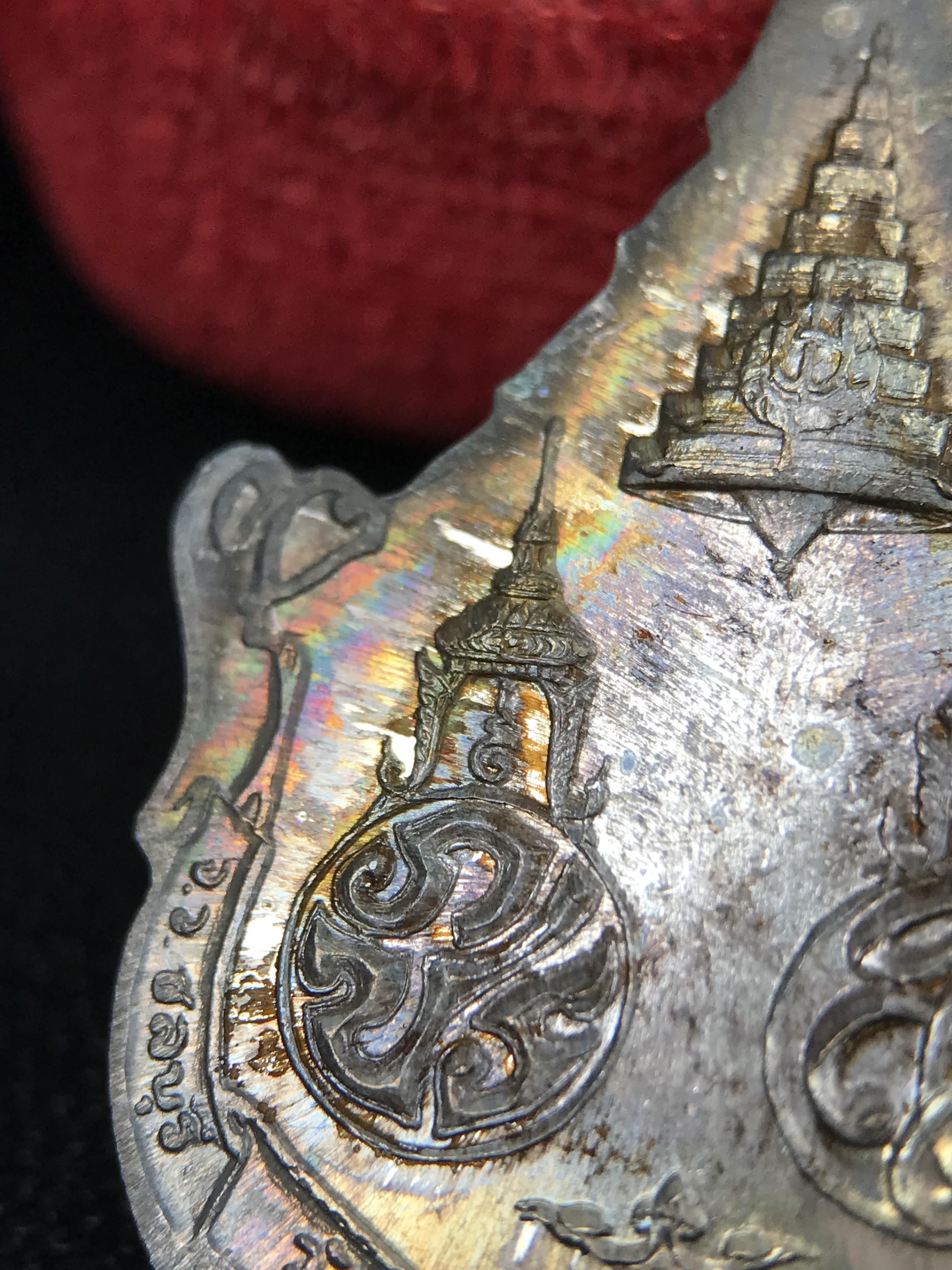 เหรียญพระพุทธญาณนเรศวร์ รุ่นแรก หลังพระปรมาภิไธย ภปร.และ สก.วัดญาณสังวราราม จ.ชลบุรี ปี 2527 เนื้อเงิน(ผิวเดิม ขึ้นรุ้งผิวน้ำทองกระจายทั่วเหรียญสวยมาก)ขนาด 2.3 x 3.8 ซม. พร้อมกล่องเดิม สมเด็จพระญาณสังวร ประธานในพิธีมหาพุทธาภิเษก(เนื้อเงินพบเจอน้อย หายาก)