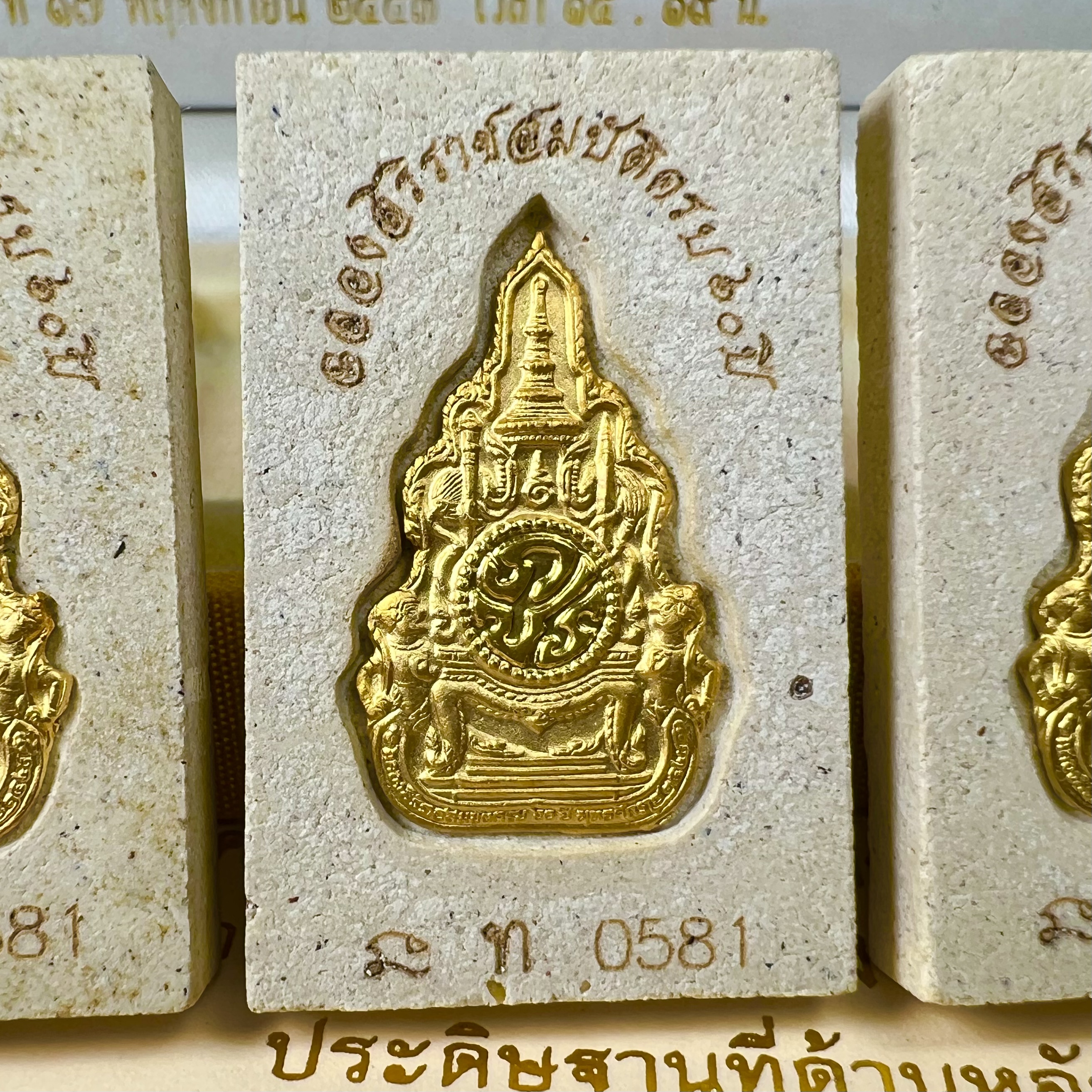 พระสมเด็จพิมพ์ใหญ่ เฉลิมพระเกียรติ พร้อมทั้งอัญเชิญตราสัญลักษณ์ฉลองครองราชย์ครบ 60 ปี เนื้อทองคำ 96.5% ประดิษฐานด้านหลังองค์พระ ครบชุด 3 องค์(พระผงพุทธคุณผสมบุษราคัม ไพลิน ทับทิม) (พร้อมใบอนุโมธนาบัตร กล่องบรรจุเดิมครบสมบูรณ์)หายาก 1 ใน 2000 ชุด