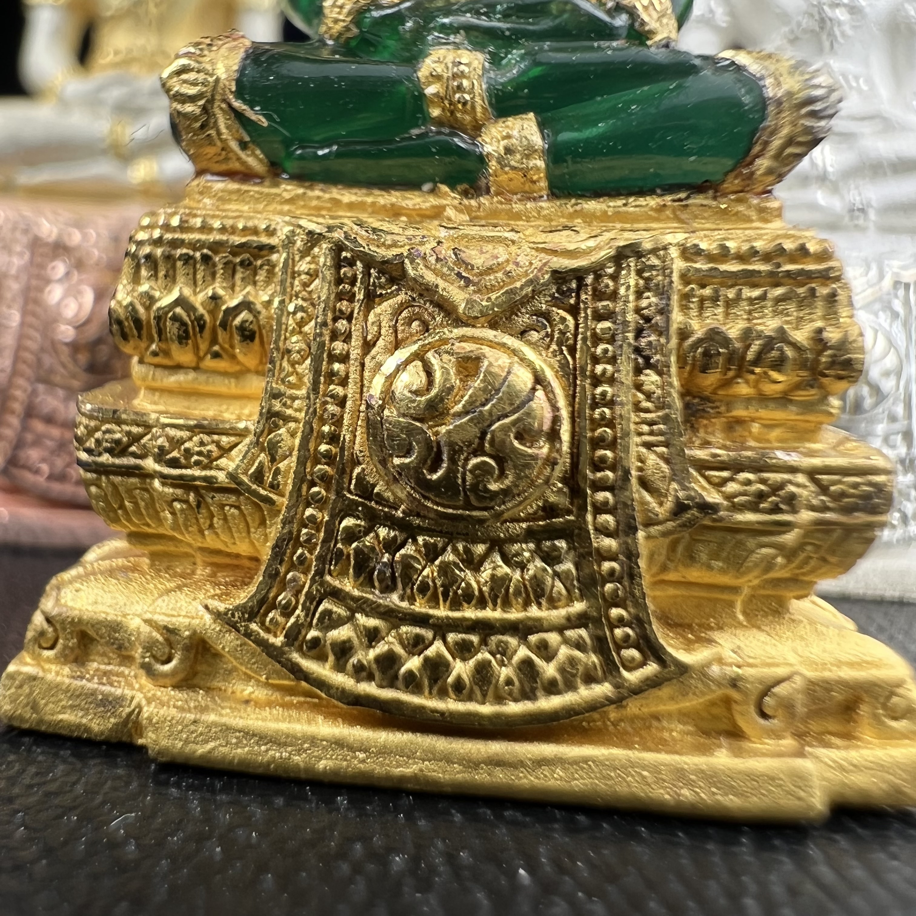 พระแก้วมรกต ภปร. จัดสร้างโดย รพ.ภูมิพลฯ ปี2547 ลอยองค์ขนาดหน้าตัก 1/2 นิ้ว (เนื้อเรซิ่นหุ้มทองคำ99.99%+เนื้อเงิน+เนื้อเงินสามกษัตริย์)(1ชุด 3 องค์)งดงามทรงคุณค่าอีกหนึ่งรุ่นยอดนิยม หายาก