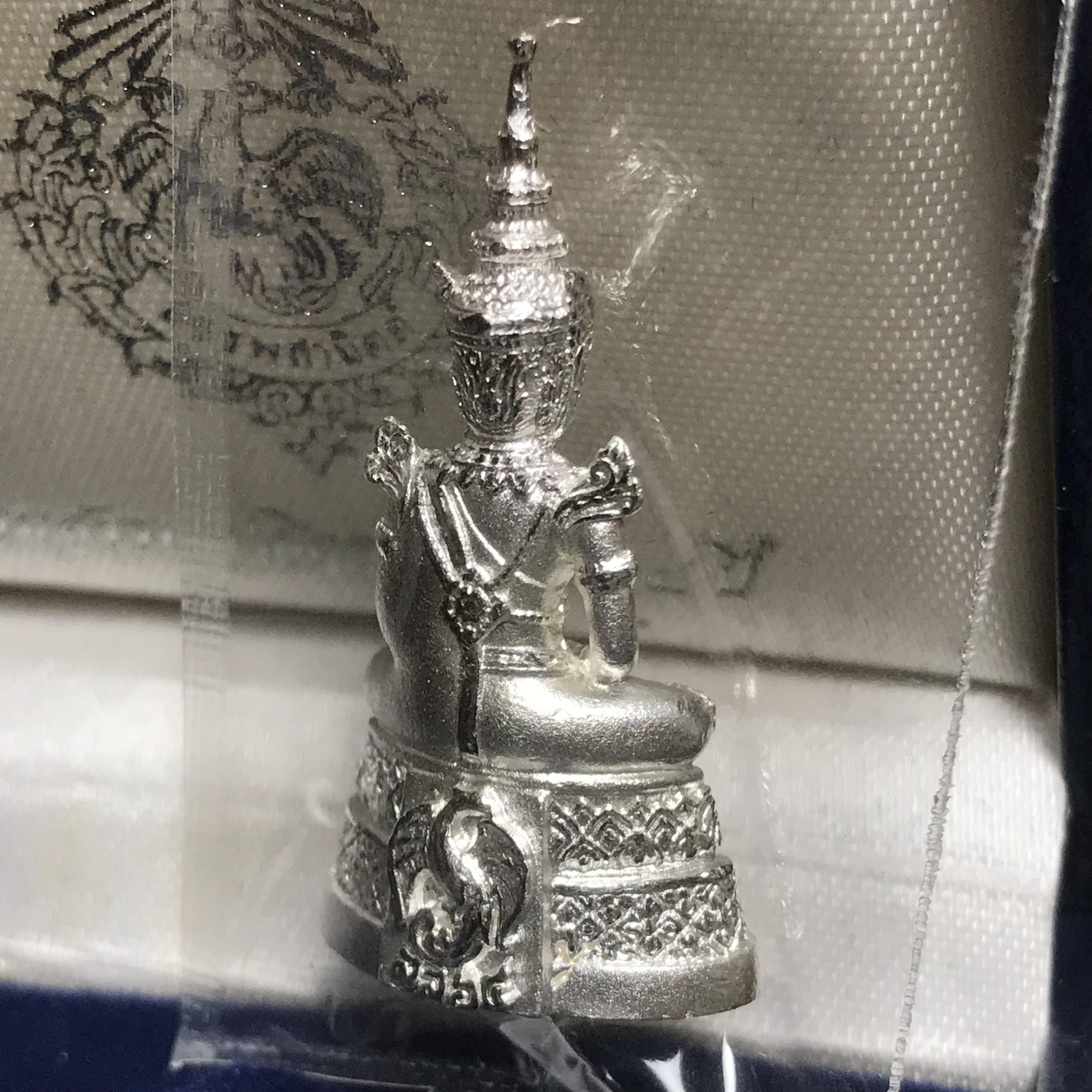 พระแก้วมรกต เนื้อเงินทรายนวลขัดเงา กรมสรรพสามิตจัดสร้างขึ้นเนื่องในโอกาสครบรอบ 64 ปีของกรมสรรพสามิต และเนื่องในวโรกาสที่พระบาทสมเด็จพระเจ้าอยู่หัวทรงครองราชย์ครบ 50 ปีในปีกาญจนาภิเษก เมื่อ พ.ศ.2539(คัดสภาพและเลขสวย)