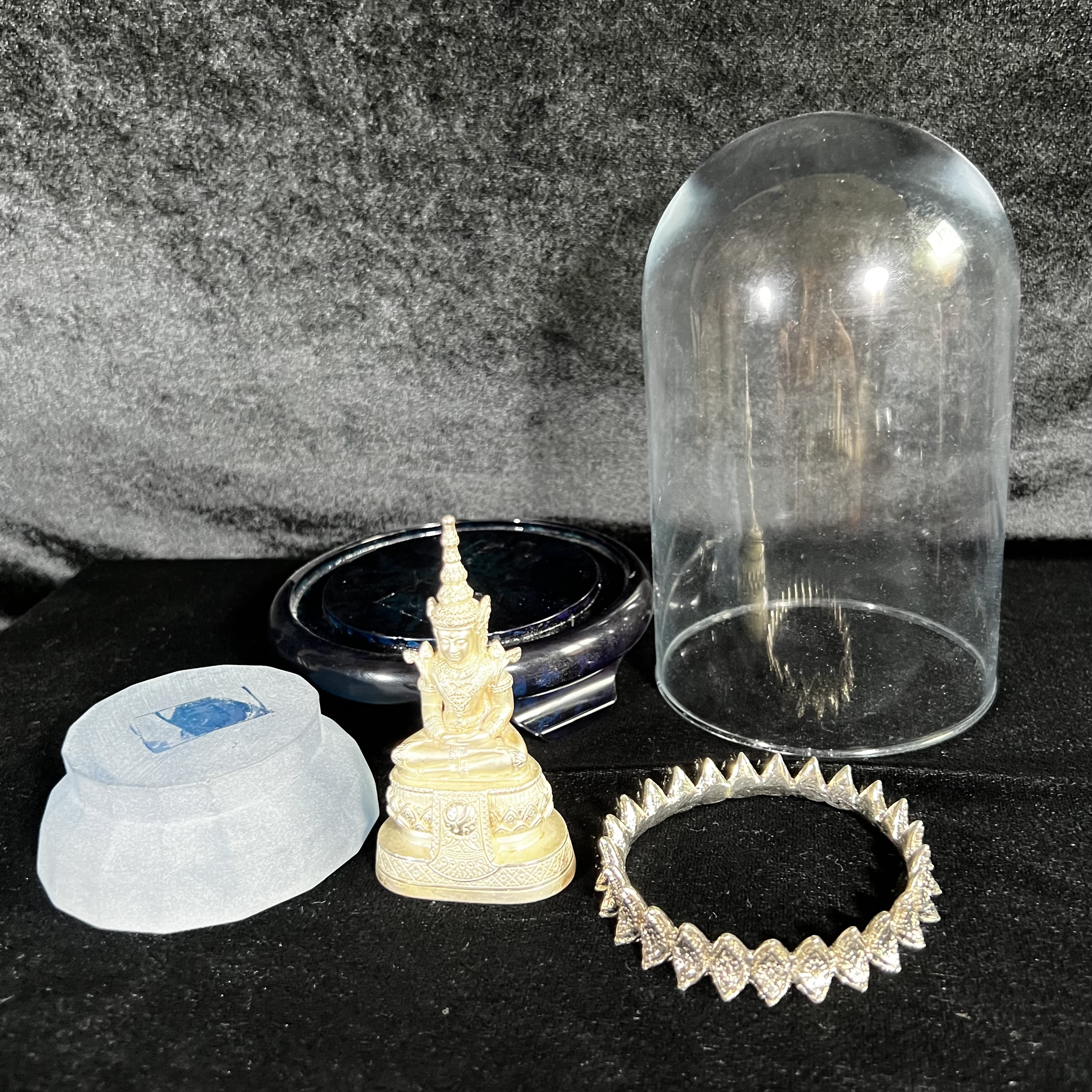 พระแก้วมรกต ภปร.(รุ่นแรก) ปี2545 รุ่นฉลองกรุงรัตนโกสินทร์ครบ 220 ปี หล่อลอยองค์ เนื้อเงินบริสุทธิ์99.9% ขนาดบูชา 50*90 มม. พร้อมฐานวางครอบแก้วเดิม(สวยงามและหายากมาก)(1ใน3000องค์)