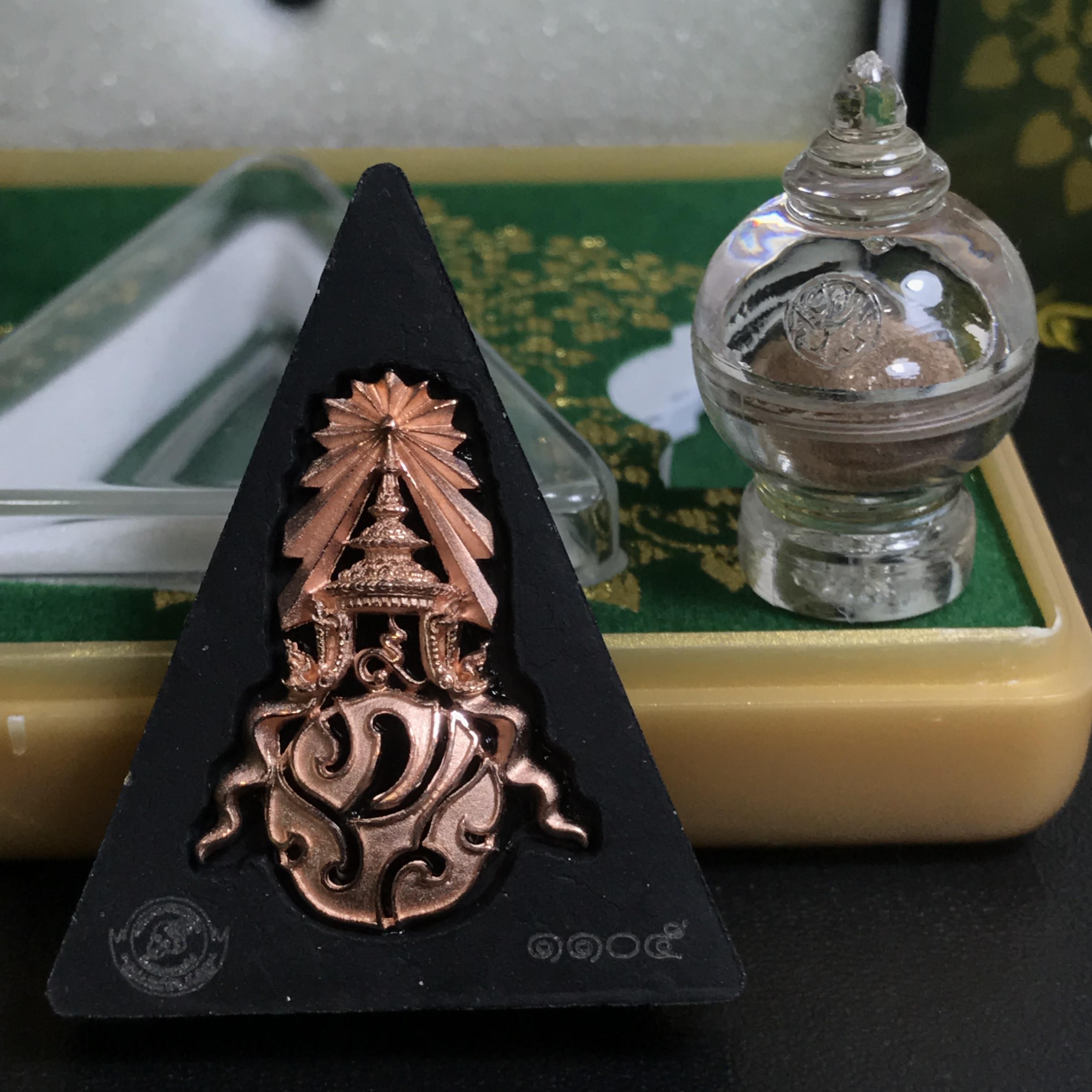 พระพุทธชินราช(จำลอง)ภปร. 84พรรษา เนื้อผงปิดทองด้านหน้า หลัง ภ.ป.ร. ทองแดง(พระราชทานมวลสาร จิตรลดาและเส้นพระเจ้า ร.9(เส้นผม))