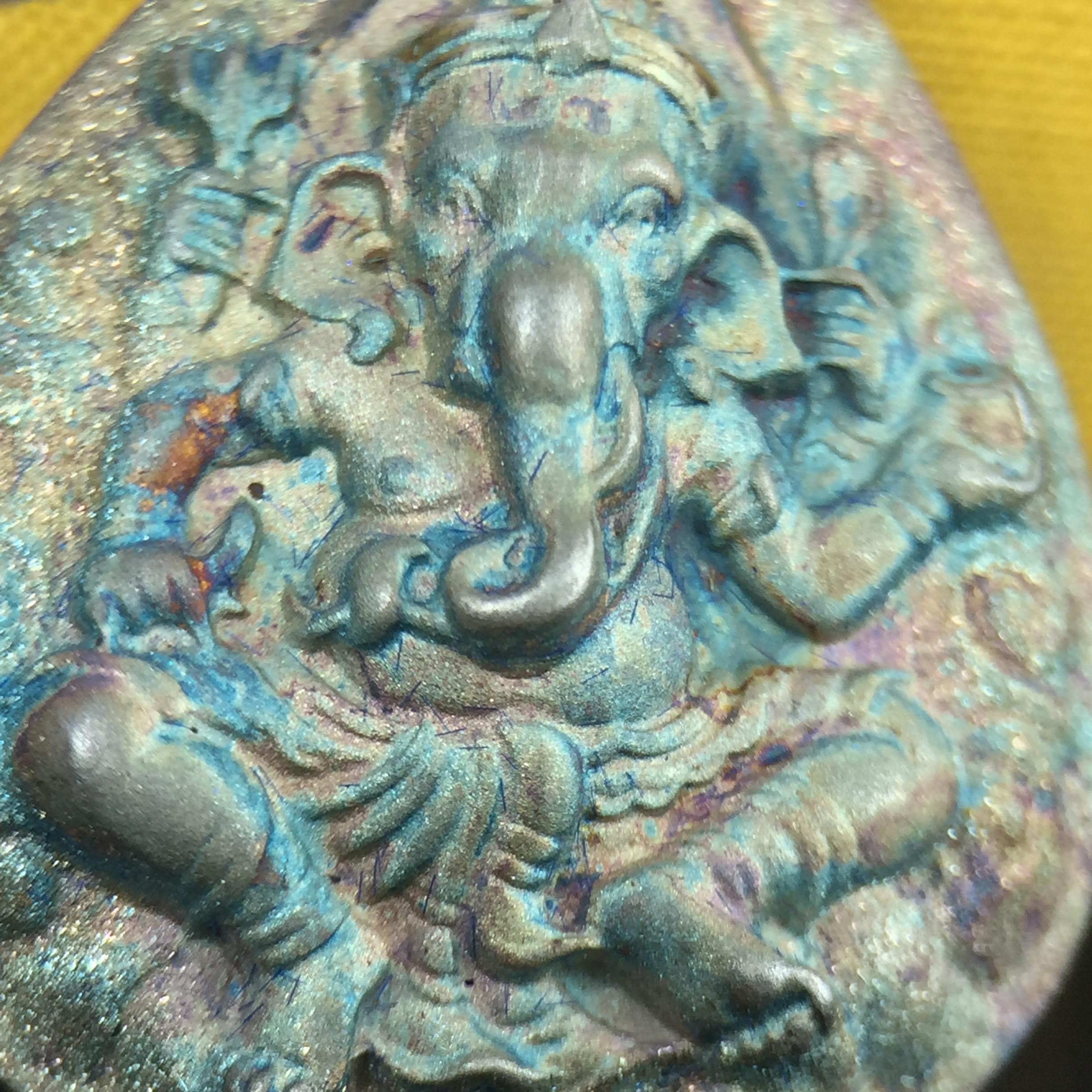 เหรียญพระพิฆเนศวร ญสส. ชุดกาญจนาภิเษกครองราชย์ 50 ปี พุทธศักราช 2538 พิมพ์ใหญ่(2.9 ซม.) เนื้อเงินผิวเดิมกลับดำขึ้นสีรุ้งเข้มขลังงดงามธรรมชาติสร้างสรรค์ สภาพสวยเดิมพร้อมกล่องบรรจุเดิม ตอกโค๊ดหมายเลขกำกับ(1ใน 5539องค์)