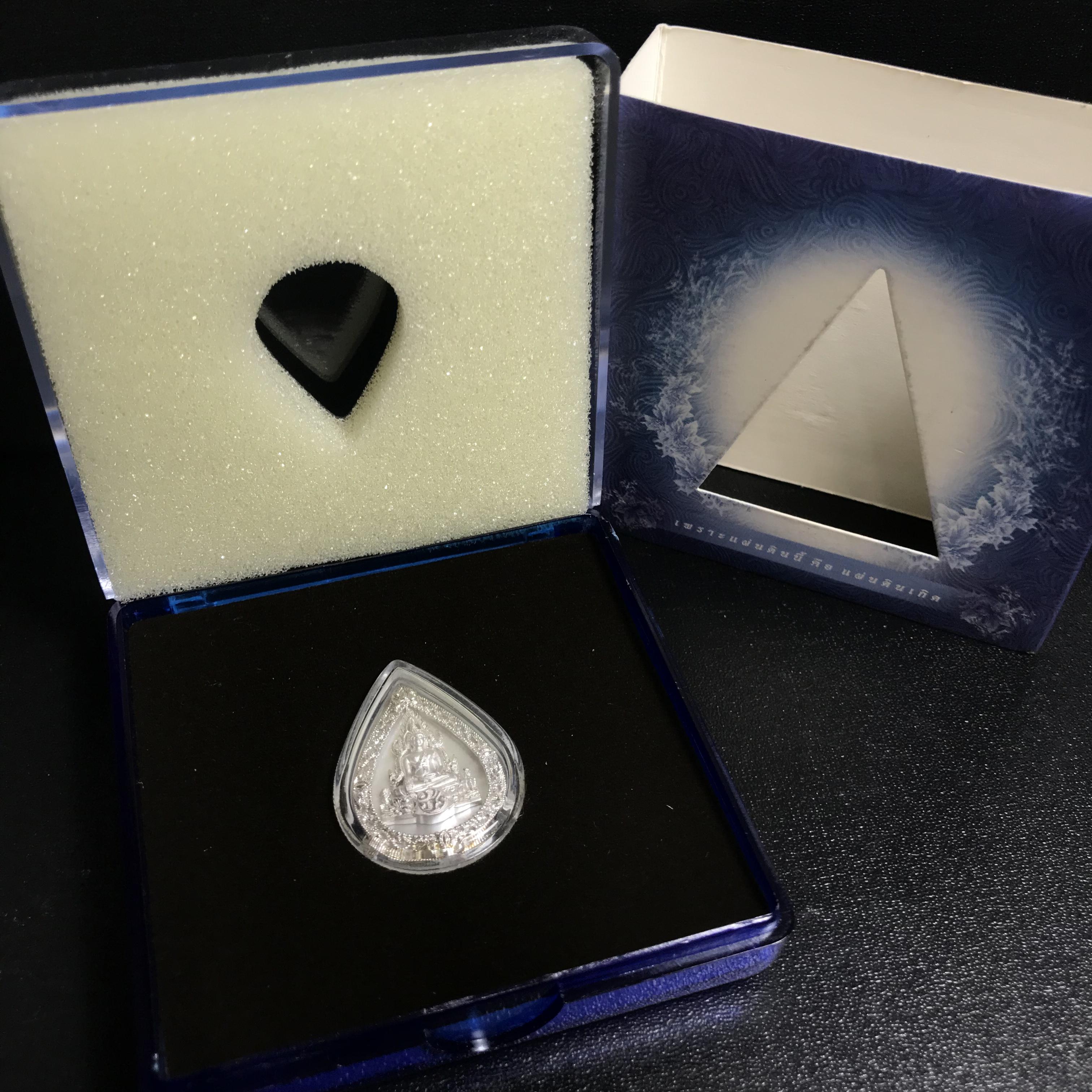 เหรียญพระพุทธชินราช ภปร. รูปหยดน้ำ โครงการ เพราะแผ่นดินนี้คือแผ่นดินเกิด เนื้อเงินชุบทองคำขาวปี2551 (ขนาด 21 x 29 มม.) (สวยงามหายาก)1ใน5000องค์