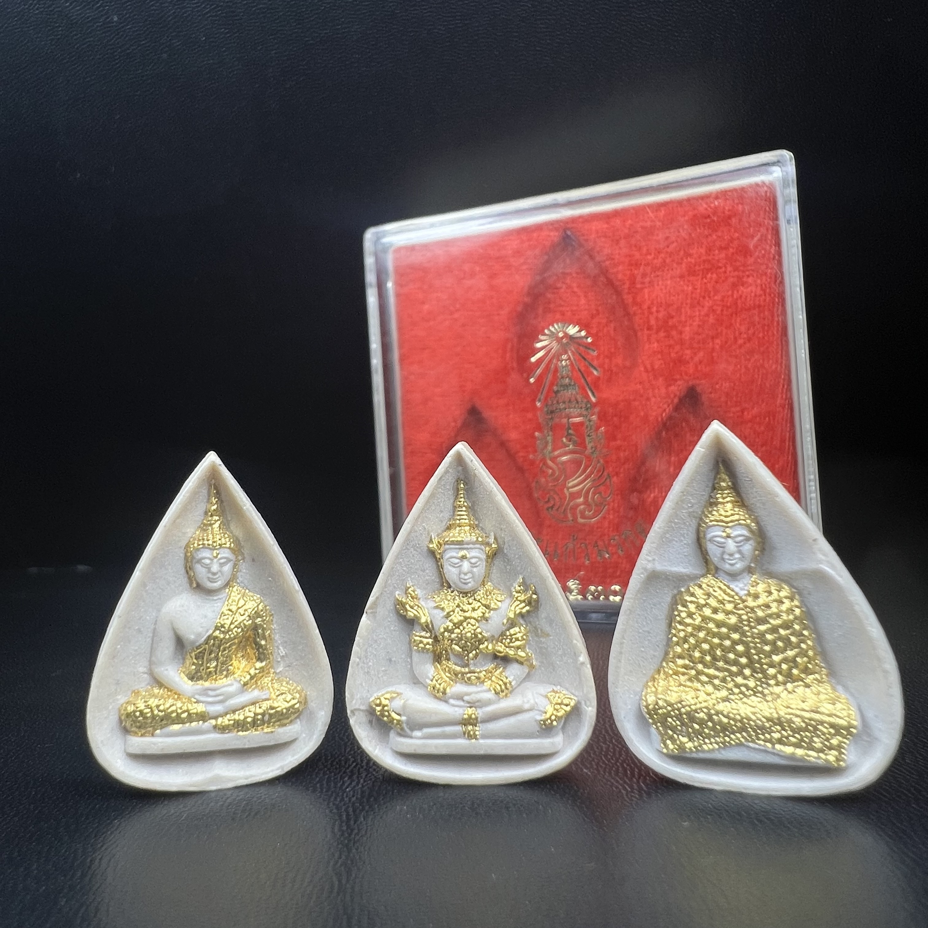 พระแก้วมรกต หลัง ภปร. เนื้อผง ปี2530 พระดี พิธีใหญ่ ประกอบพิธีพุทธาภิเษกพร้อมกับพิธีพระกริ่งปวเรศ ปี2530 วัดบวรนิเวศและวัดพระแก้ว(ครบชุดสามฤดูกล่องเดิมครบ)หายาก