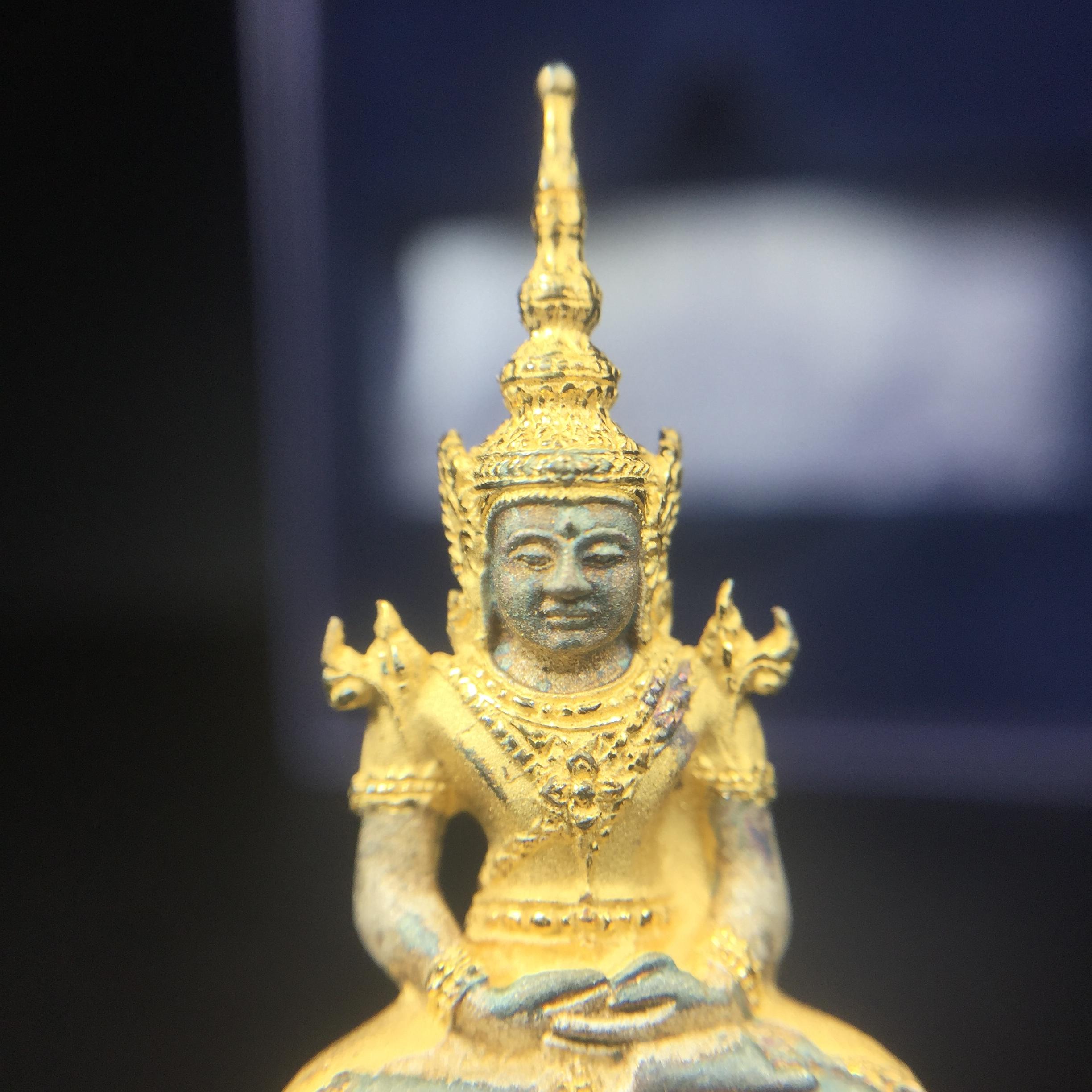 พระแก้วมรกต ภปร. ปี2547 จัดสร้างโดย รพ.ภูมิพลฯ เนื้อเงิน (3 กษัตริย์)ลอยองค์ หน้าตัก 1/2 นิ้ว (สภาพผิวเดิม ขึ้นสีรุ้งธรรมชาติ แบบนิยม) (1ใน3000องค์)