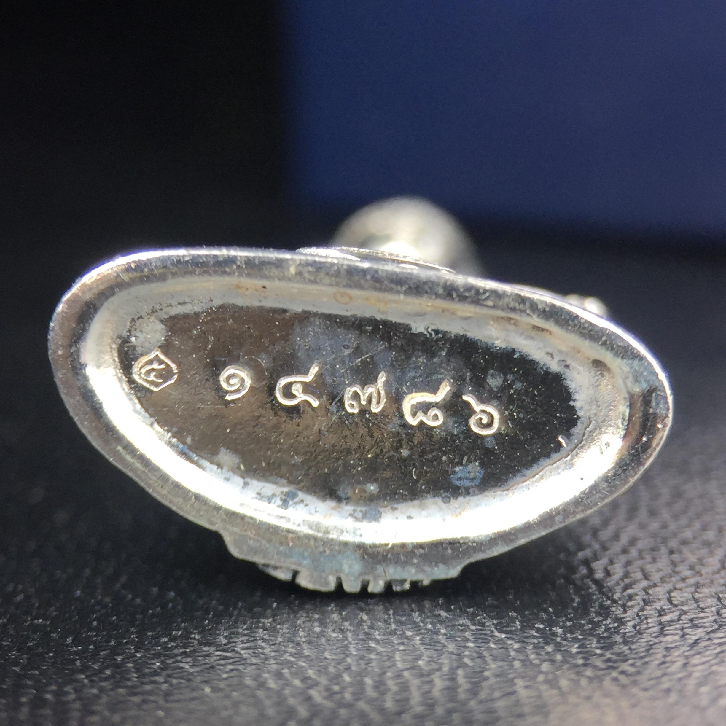 พระแก้วมรกต กรมสรรพสามิตจัดสร้างขึ้นเนื่องในโอกาสครบรอบ 64 ปีของกรมสรรพสามิต และเนื่องในวโรกาสที่พระบาทสมเด็จพระเจ้าอยู่หัวทรงครองราชย์ครบ 50 ปีในปีกาญจนาภิเษก เมื่อ พ.ศ.2539 เนื้อเงินรมดำขัดเงาพร้อมกล่องบรรจุเดิม