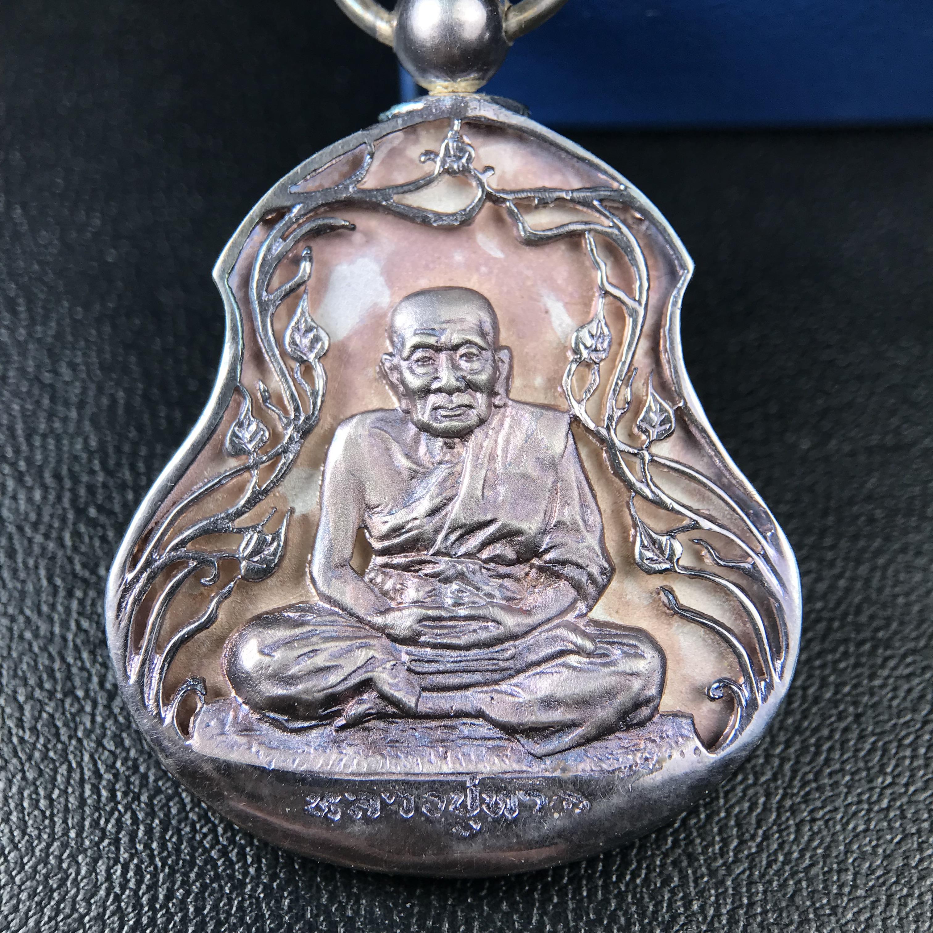 เหรียญหลวงปู่ทวด พระนามาภิไธย สก. แบบงานฉลุโบราณ(HAND MADE) ปี 2544 เนื้อเงิน(ผิวเดิมขึ้นสีรุ้งออกม่วงธรรมชาติสวยมาก) พิธีปลุกเสก ณ อุโบสถวัดช้างให้ และ พิธีมังคลาภิเษก ณ พระอุโบสถ วัดพระศรีรัตนศาสดาราม(วัดพระแก้ว) (1 ใน 2000 เหรียญ)พบเจอน้อยหายากมาก