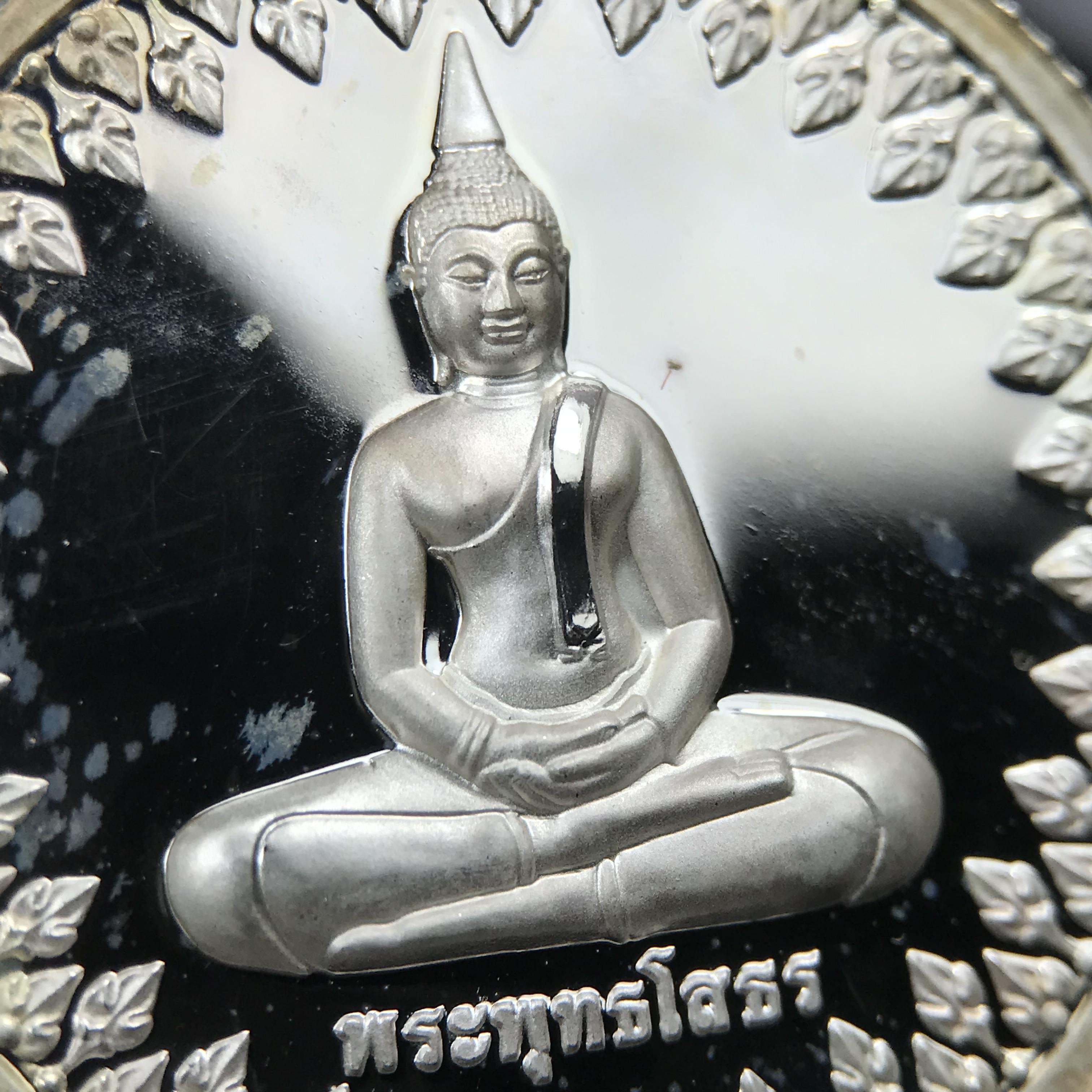 เหรียญพระพุทธโสธร ตราสัญลักษณ์ ภปร. รุ่นสมโภชน์พระอุโบสถเฉลิมพระเกียรติ วัดโสธรวรารามวรวิหาร เฉลิมพระเกียรติ ร.9 เจริญพระชนมายุ 80 พรรษา ปี2550 เนื้อเงินนอก(99%)ขัดเงาพ่นทราย ขนาด 28 มม. มีโค๊ดหมายเลขกำกับ สวยๆเดิมๆ พร้อมกล่องเดิมจากวัด และใบรับรองการผลิต