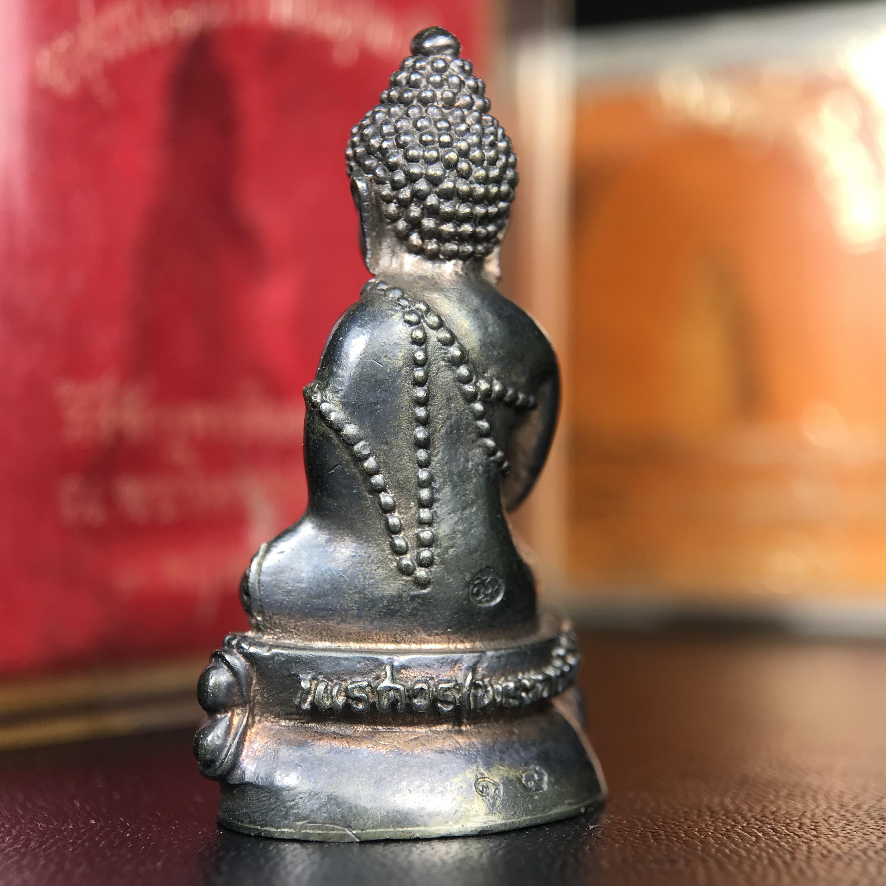 พระกริ่งนเรศวรพระองค์ดำ + พระชัยวัฒน์พระองค์ดำ อนุสรณ์ 100 ปี พิษณุโลกพิทยาคม (โรงเรียนชาย) พิธีจักรพรรดิมหาพุทธาภิเษก ปี 2542 เนื้อนวโลหะ(เต็มสูตรแก่ทองคำ) พิธีใหญ่มวลสารดีเกจิอาจารย์ยอดนิยมร่วมปลุกเสก*** ตอกโค้ดและหมายเลข*** 1 ใน 4999 องค์ ยอดนิยมหายาก