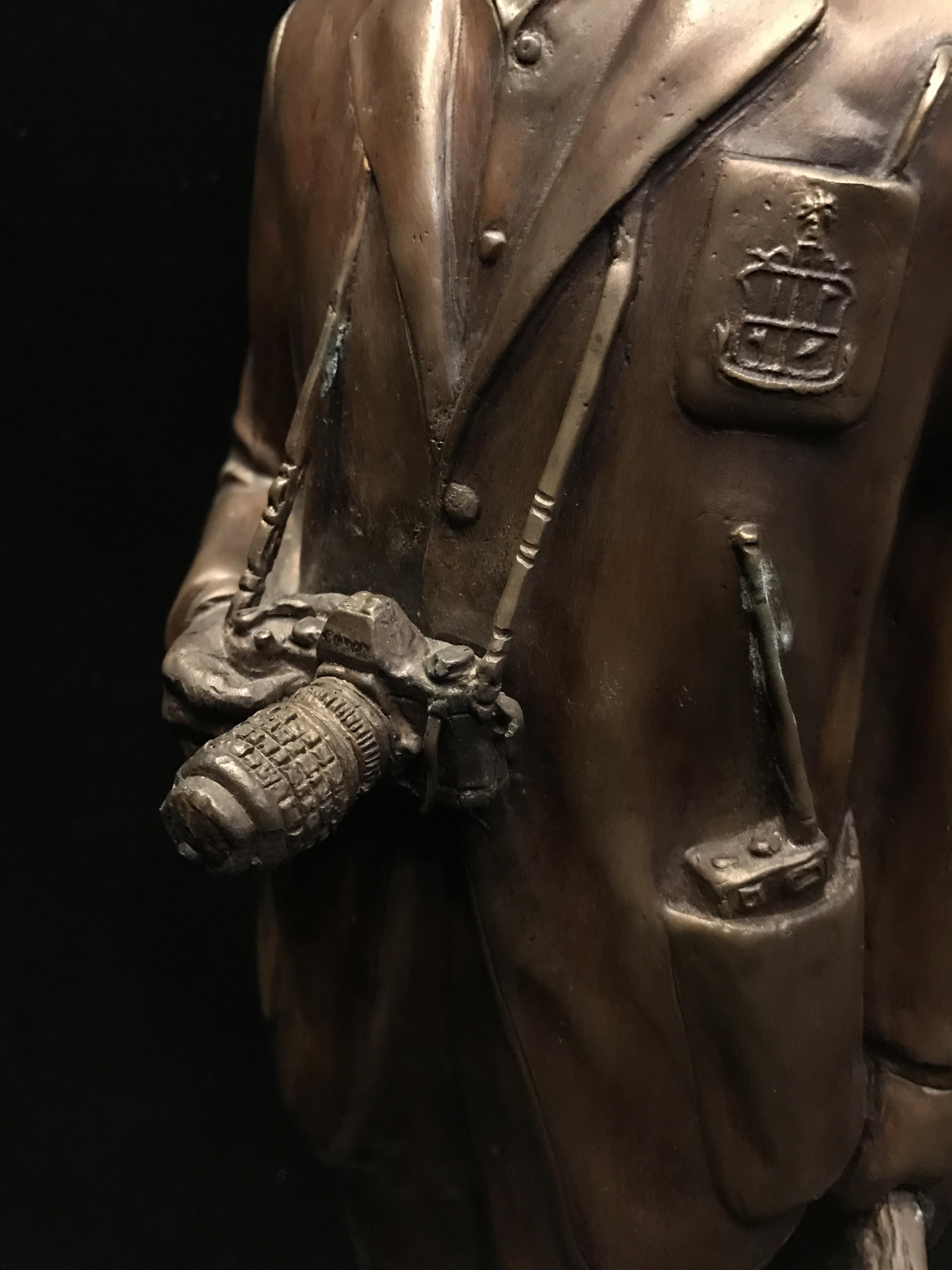 พระบรมรูป รัชกาลที่ 9 แบบทรงงาน(พระทรงเป็นยิ่งกว่ามหากษัตริย์) วัดญาณสังวรวราราม ปี2539 เนื้อโลหะผสมรมดำ ฐานกว้าง 6.5 นิ้ว สูง 22 นิ้ว(1ใน599องค์)