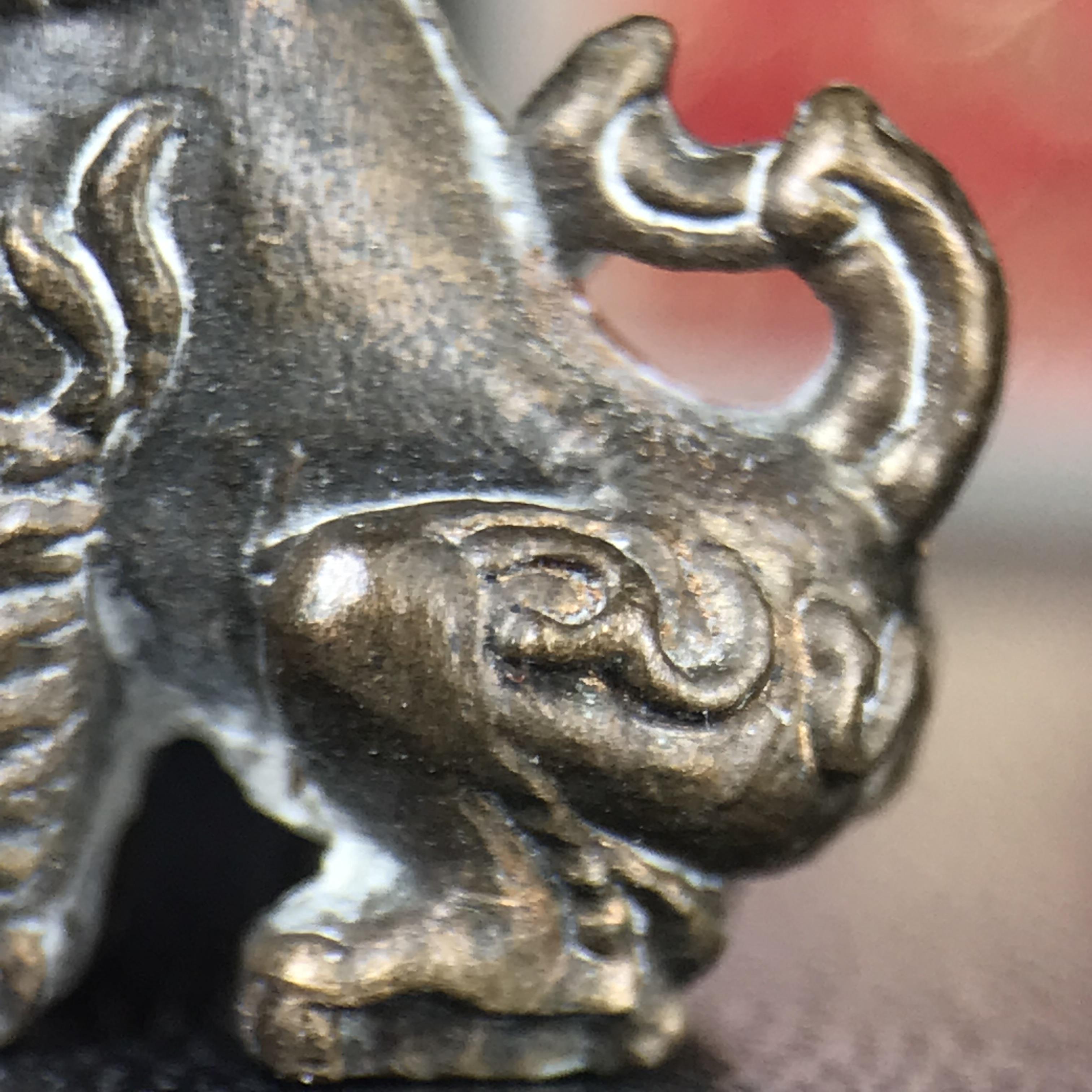 สิงห์เจ้าพ่อดำ วัดบุพพาราม จ.เชียงใหม่ ปี 2518 เนื้อนวโลหะ(ตอก 2 โค๊ต)หายาก(สภาพผิวเดิมสวยเดิมกล่องครบ) สิงห์รุ่นนี้มีพิธีดีมีเกจิอาจารย์ที่ร่วมปลุกเสกมากมาย****เครื่องราง ที่พระบาทสมเด็จพระเจ้าอยุ่รัชกาลที่ ๙ ทรงเสด็จฯประกอบพิธีด้วยพระองค์เอง