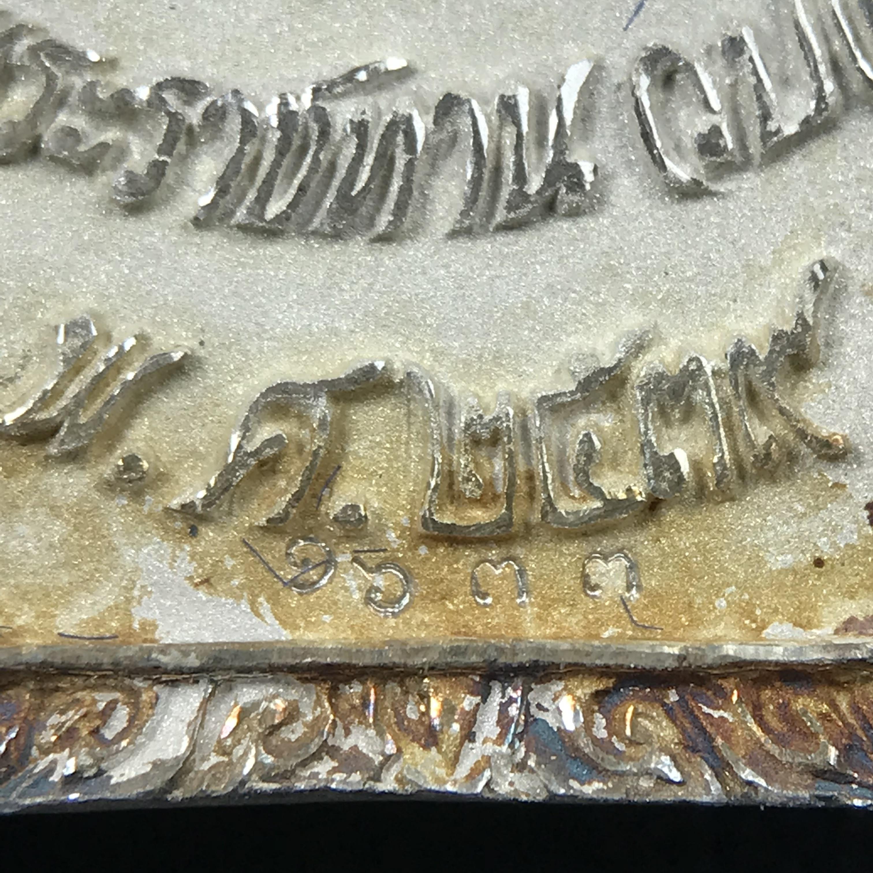 พระพุทธกาญจนพรสยามภูมิ ภปร. ปี 2539 เนื้อเงินพื้นทรายประกาย(ผิวเดิมสวย) พิมพ์ทรงใบขนุน ขนาด3.2ซม. พระพุทธรูปประจำพระชนมวาร รัชกาลที่9 ทรงโปรดเกล้าให้วิทยาลัยป้องกันราชอาณาจักร(วปอ.)สร้างในวโรกาสทรงครองสิริราชสมบัติครบ50ปี พ.ศ.2539(1ใน5000องค์)