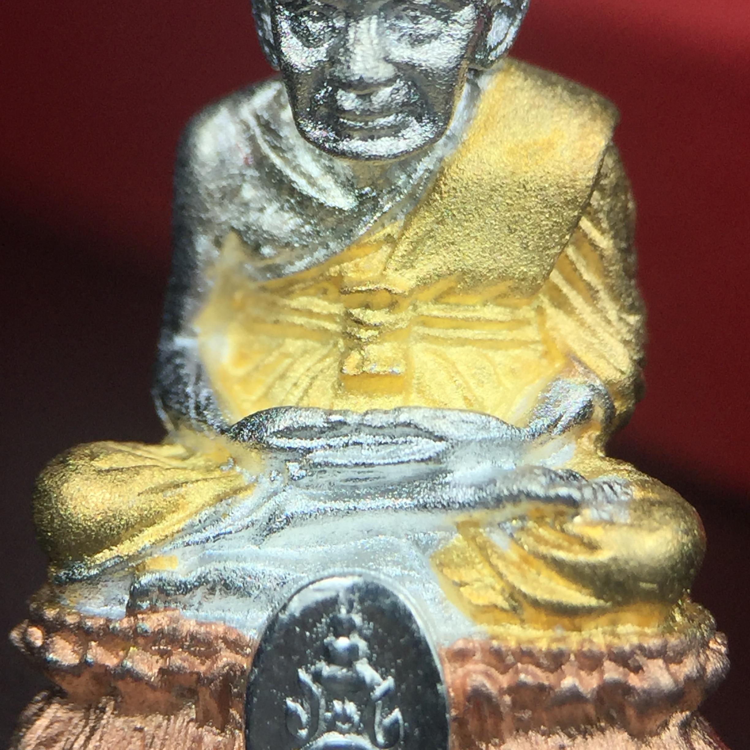 สมเด็จหลวงปู่ทวด วัดช้างให้ รุ่น เฉลิมพระเกียรติ ตราสัญลักษณ์ มวก. พิมพ์ลอยองค์เนื้อเงิน-สามกษัตริย์ ปี 2544 พิธีพุทธาภิเษกใหญ่ ณ อุโบสถวัดช้างให้และอุโบสถวัดพระศรีรัตนศาสดาราม ( วัดพระแก้ว )โดยนิมนต์เกจิชื่อดังสายใต้ทั้งหมดจำนวน 108 รูป