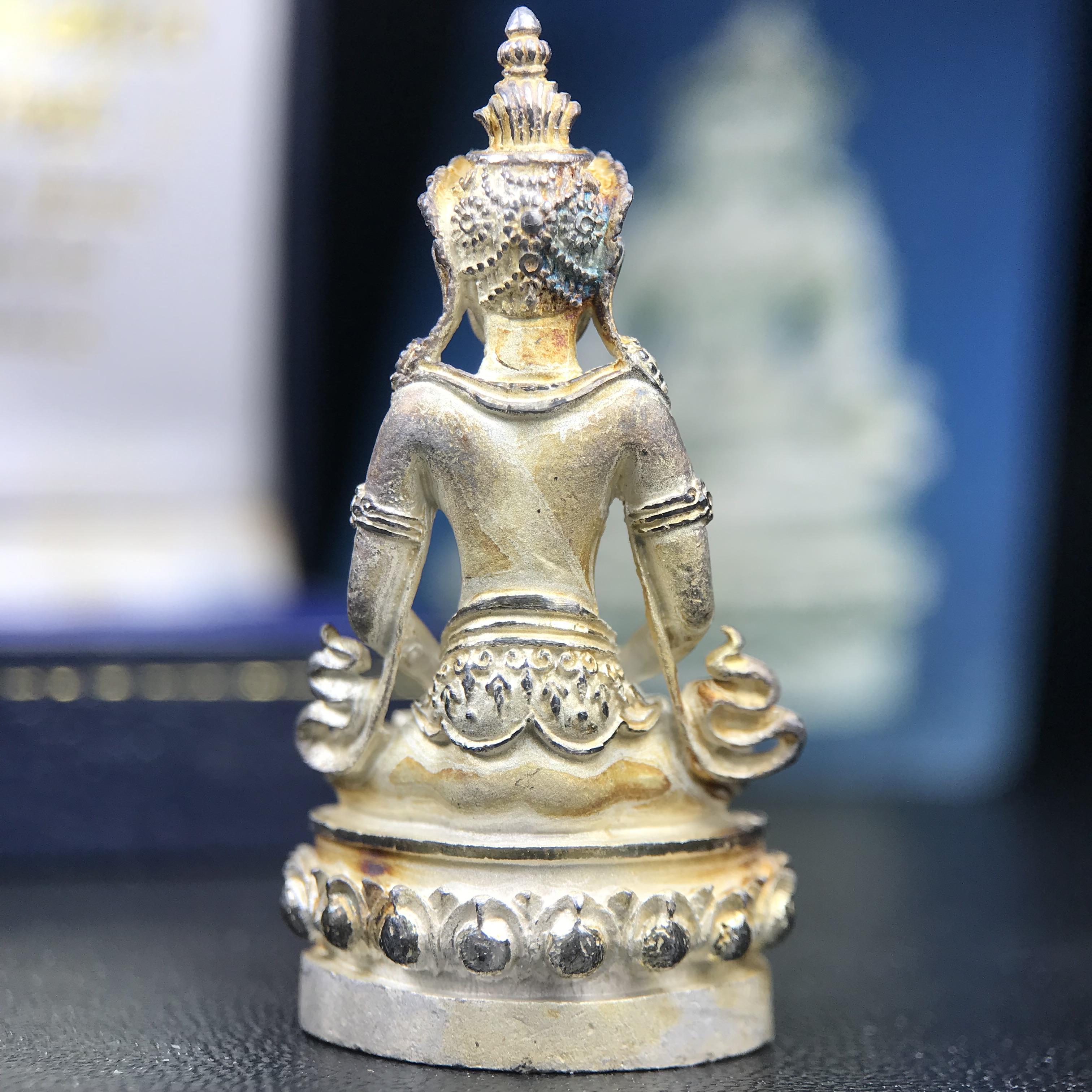 พระกริ่งอวโลกิเตศวร ( เจ้าแม่กวนอิม ) วัดโพธิ์แมนคุณาราม รุ่นอุดมโภคทรัพย์ พ.ศ.2539 เนื้อเงินพ่นทราย(ผิวเดิม ขึ้นสีรุ้งธรรมชาติ แบบนิยม เสน่ห์ของพระเนื้อเงิน) (พร้อมกล่องบรรจุการ์ดใบรับรองเดิมครบ)(อีกหนึ่งรุ่นยอดนิยม พุทธศิลป์สวยงดงาม)หายาก 1 ใน 5000 องค์