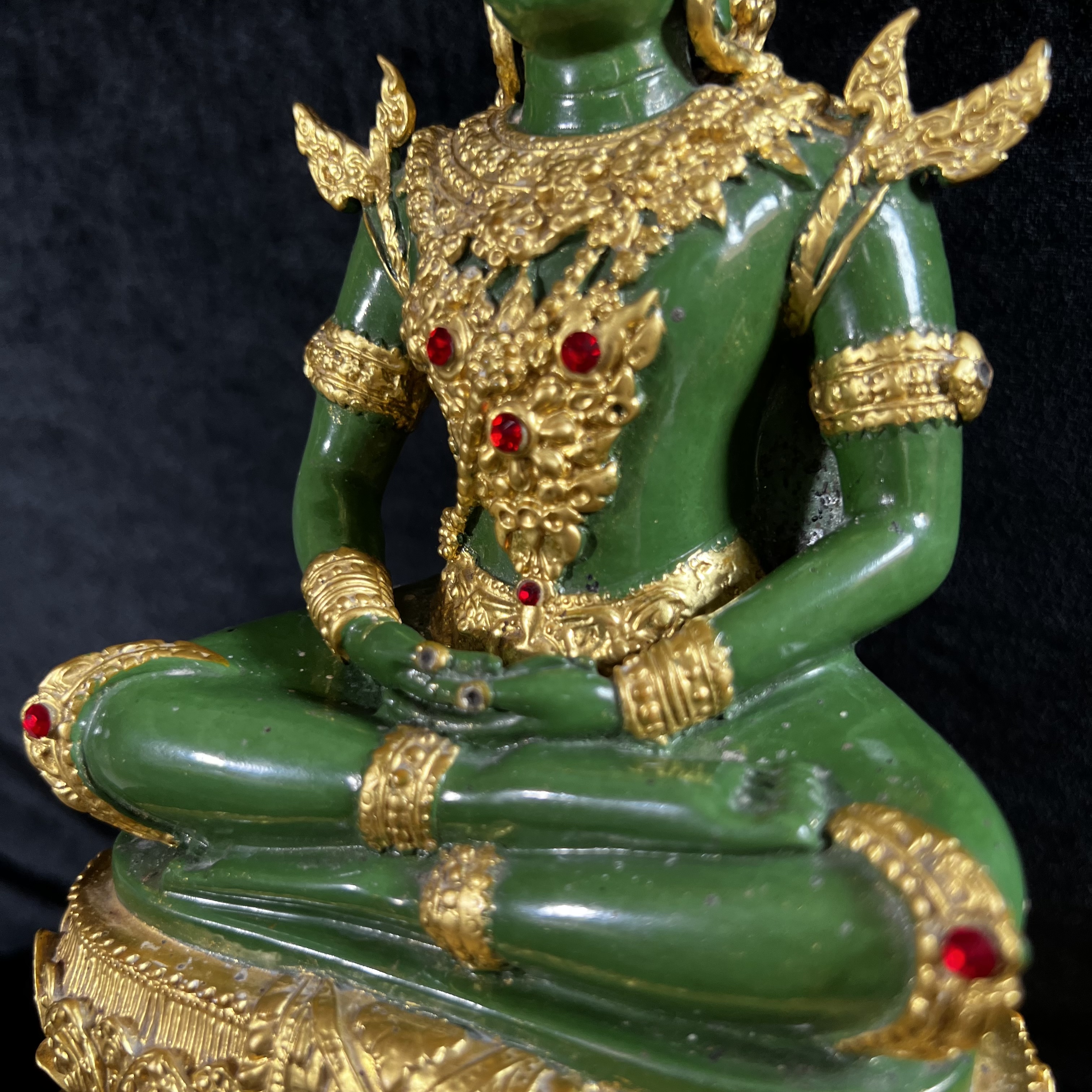 พระพุทธมหามณีรัตนปฏิมากร (จำลอง)พระแก้วมรกต วัดพุทธไทยถาวรวนาราม นครนิวยอร์ก ตรา ภปร. 6รอบ 72พรรษา ในหลวงรัชกาลที่9 ปี2542 ขนาดบูชาหน้าตัก 5นิ้ว หล่อเนื้อโลหะ(ในหลวงรัชกาลที่9 เสด็จเจิมพระสุหร่าย)(1ใน999องค์)