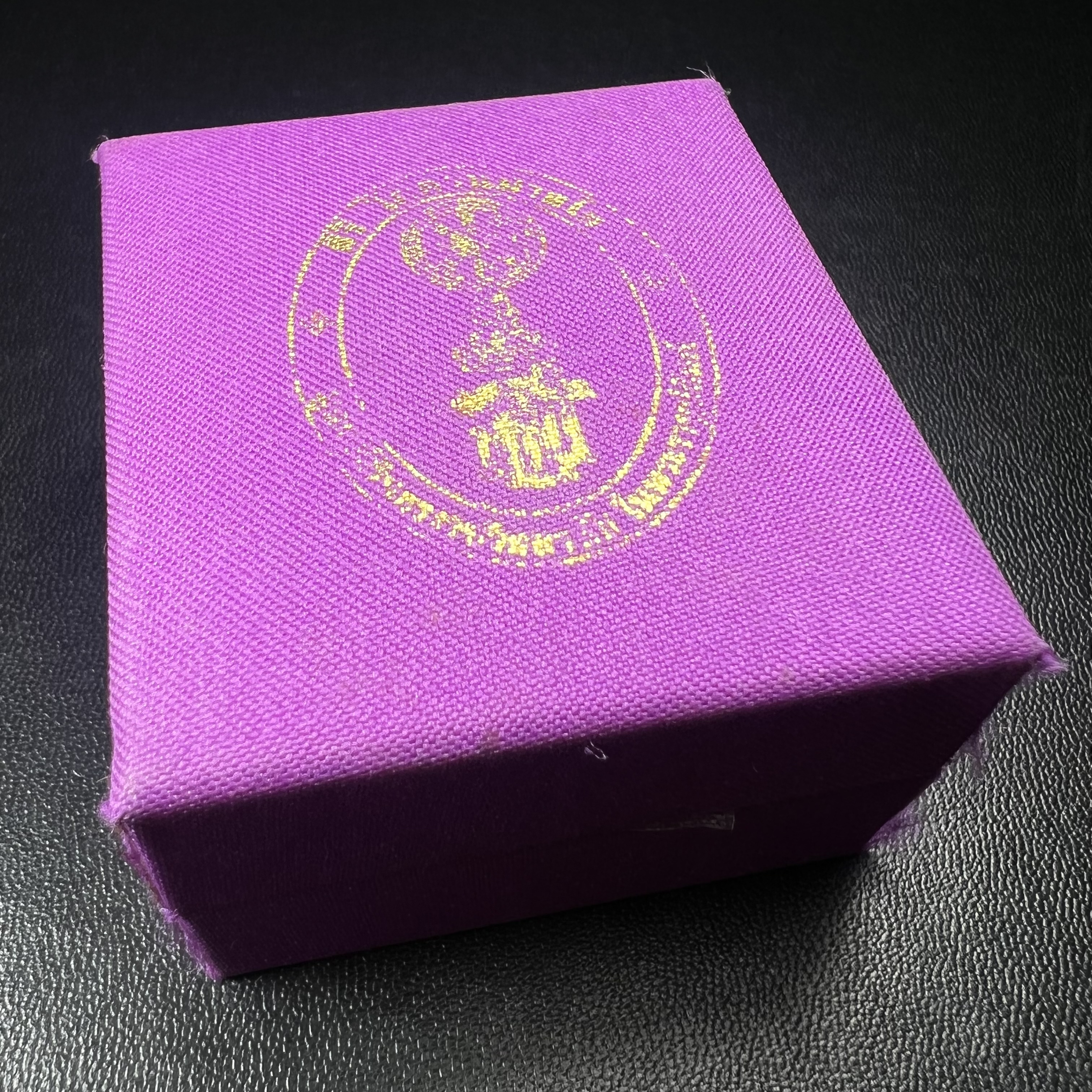 พระนาคปรก สธ. รุ่นสร้างพระอุโบสถเฉลิมพระเกียรติ 4 รอบ 84 พรรษา สมเด็จพระเทพรัตนราชสุดาฯ วัดบวรนิเวศวิหาร ปี 2543 พิมพ์เล็ก เนื้อเงินบริสุทธิ์ แบบพ่นทรายขัดเงาบางส่วน(สภาพ สวย ซีนซองกล่องบรรจุเดิมครบ)พิธีใหญ่ พุทธศิลป์งดงาม หายาก (1 ใน 2999 องค์)