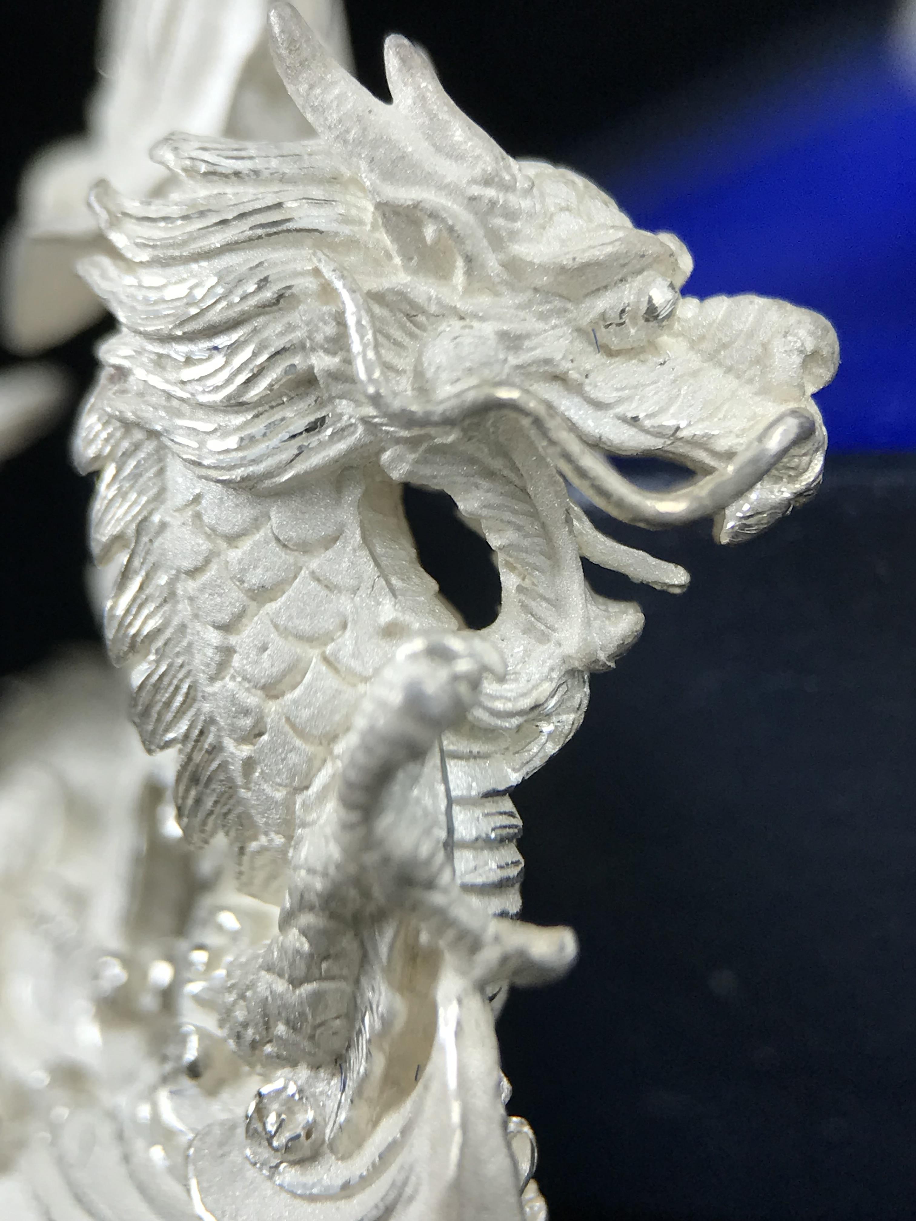 รูปหล่อลอยองค์พระโพธิสัตว์กวนอิม ทรงประทับมังกร จ.ระนอง เนื้อเงินพ่นทรายขัดเงาบางส่วน พิมพ์ใหญ่(สภาพผิว สวยงดงาม ทรงคุณค่า) เฉลิมฉลองในวโรกาสที่พระบาทสมเด็จพระเจ้าอยู่หัวทรงครองสิริราชสมบัติครบ 50 ปี จ.ระนอง พ.ศ.2539