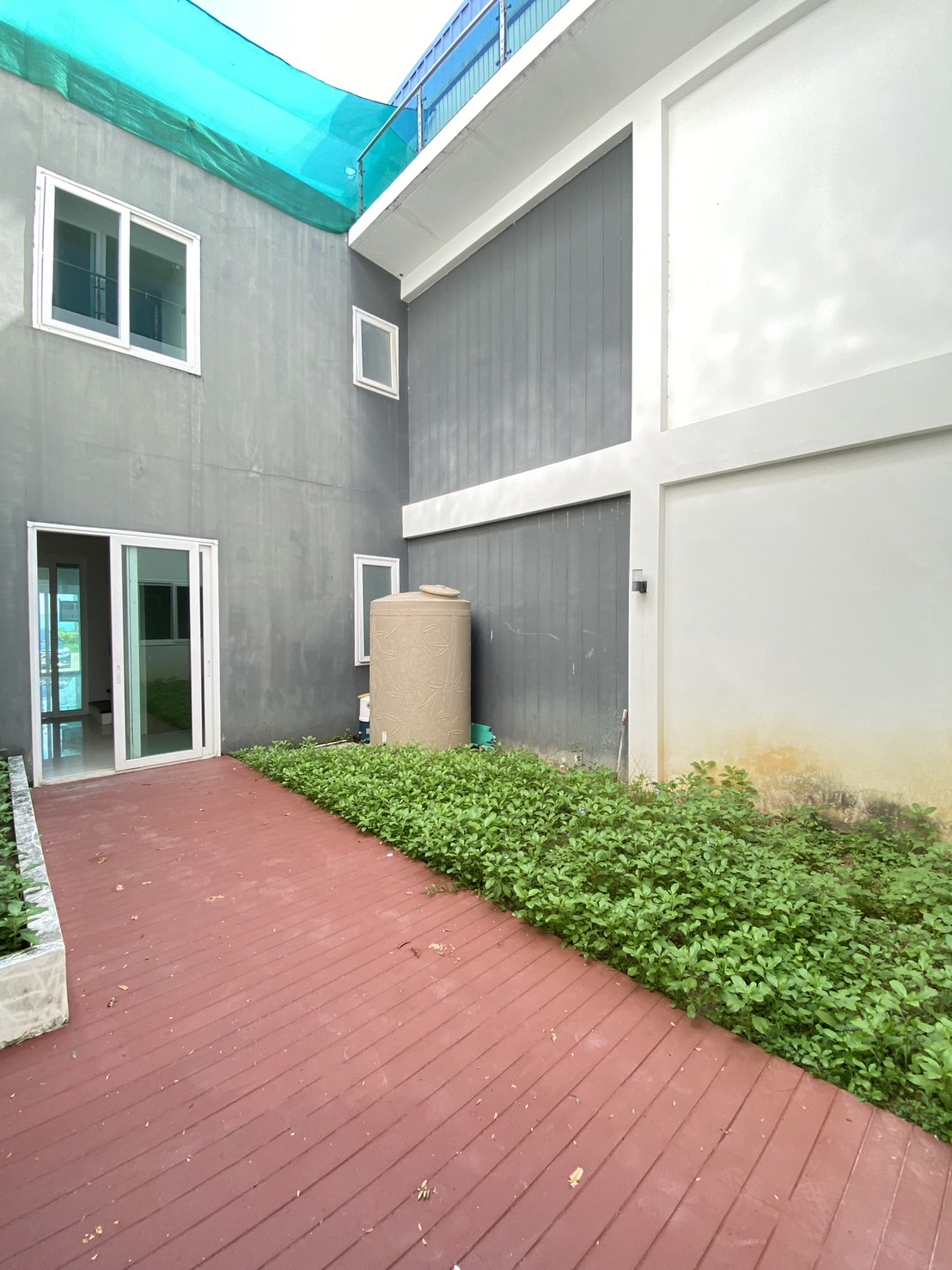 For Sales : Sea front, 2-Story commercial buildings, 3 Bedroom 6 Bathroom