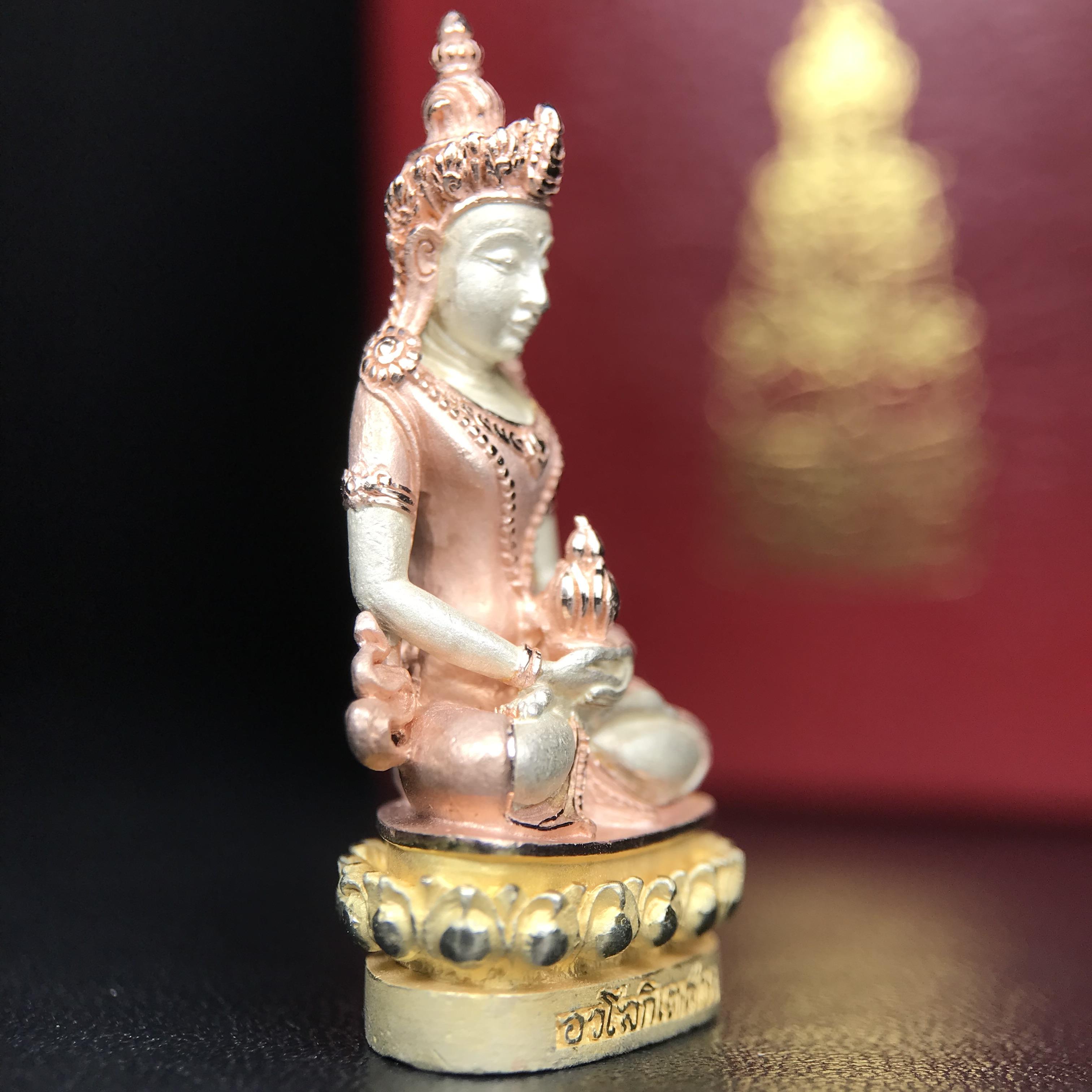 พระกริ่งอวโลกิเตศวร ( เจ้าแม่กวนอิม ) วัดโพธิ์แมนคุณาราม รุ่นอุดมโภคทรัพย์ พ.ศ.2539 เนื้อเงิน 3 กษัตริย์ ผิวสวยเดิมพร้อมกล่องบรรจุเดิม (อีกหนึ่งรุ่นยอดนิยม พุทธศิลป์สวยงดงาม)