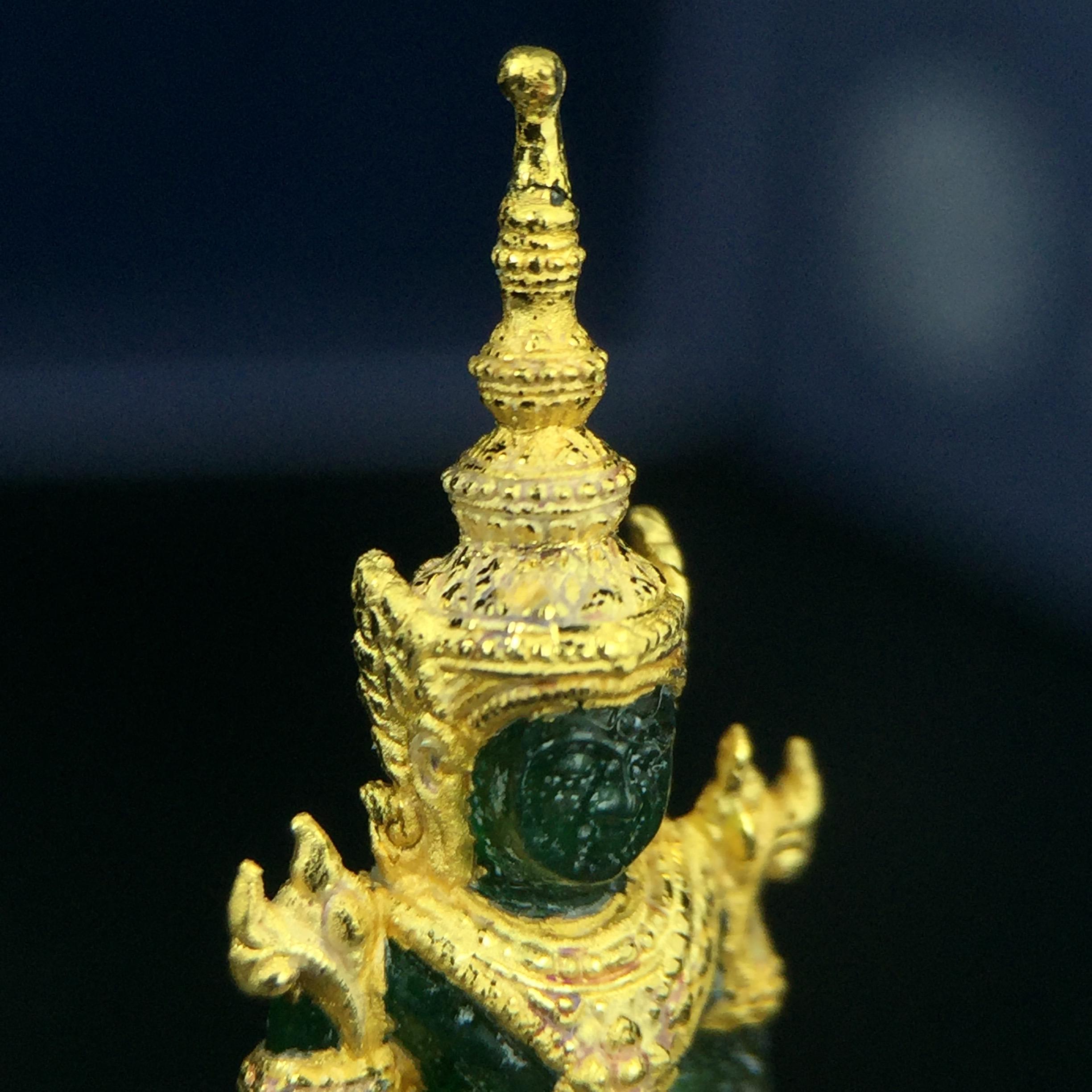 พระแก้วมรกต ภปร. จัดสร้างโดย รพ.ภูมิพลฯ ปี2547 ลอยองค์ขนาดหน้าตัก 1/2 นิ้ว เนื้อเรซิ่นหุ้มทองคำ99.99 งดงามทรงคุณค่าอีกหนึ่งรุ่นยอดนิยม หายาก