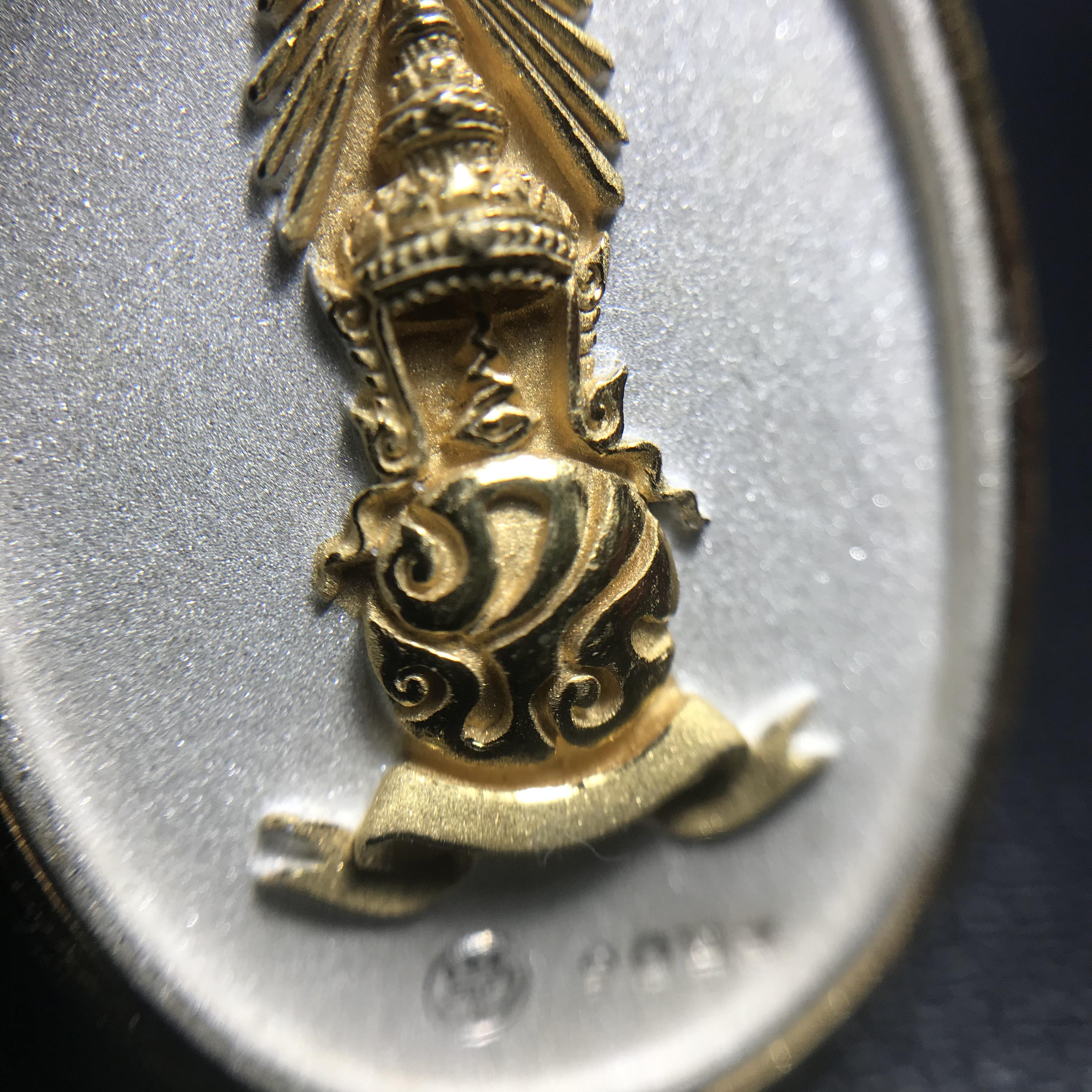 พระแก้วมรกต ภปร. ปี2547 จัดสร้างโดย รพ.ภูมิพลฯ เนื้อเงิน(3 กษัตริย์)เหรียญทรงกลมรี(1ใน3000องค์)