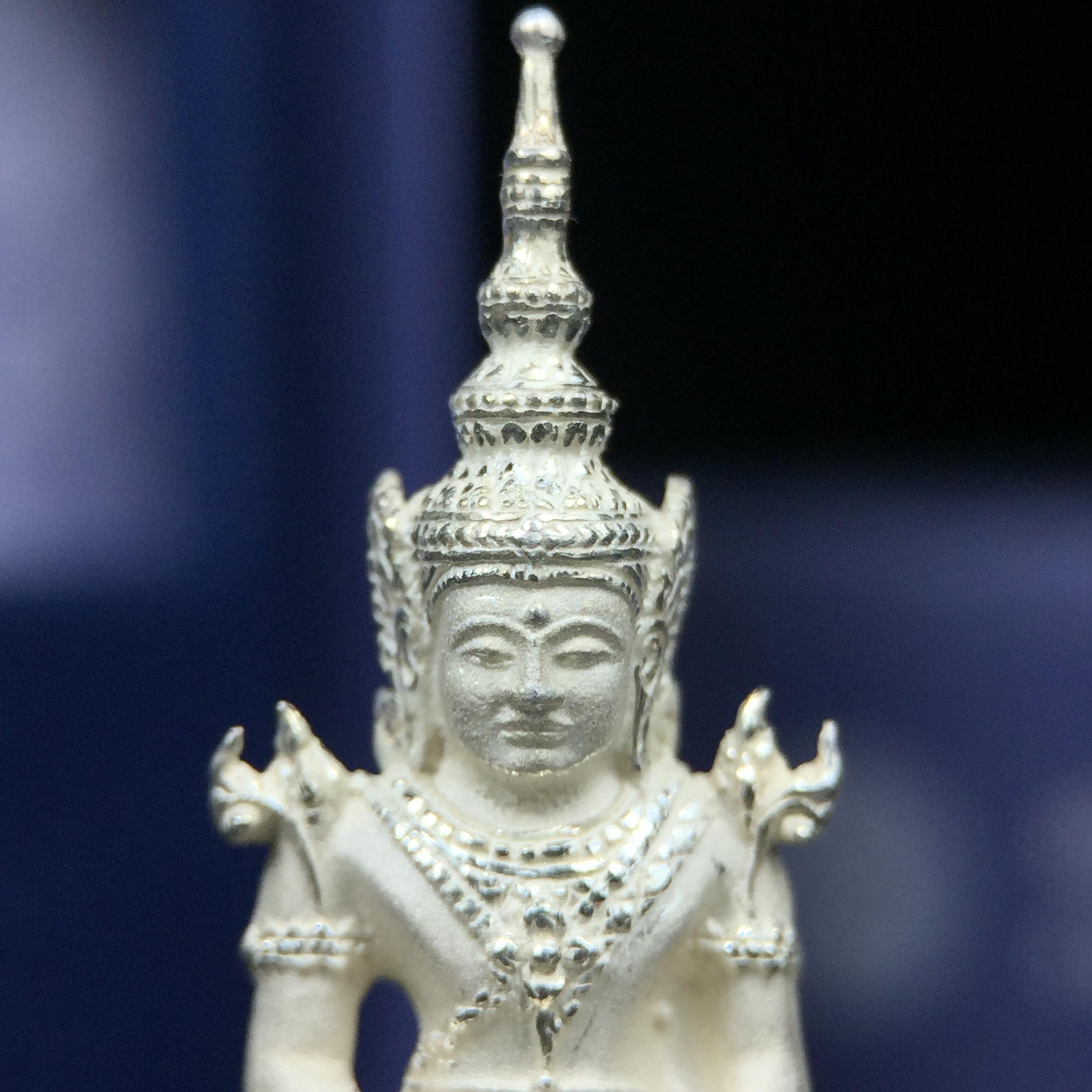 พระแก้วมรกต ภปร. ปี2547 จัดสร้างโดย รพ.ภูมิพลฯ เนื้อเงิน ลอยองค์ หน้าตัก 1/2 นิ้ว งดงามทรงคุณค่าอีกหนึ่งรุ่นยอดนิยม หายาก(1ใน3000องค์)