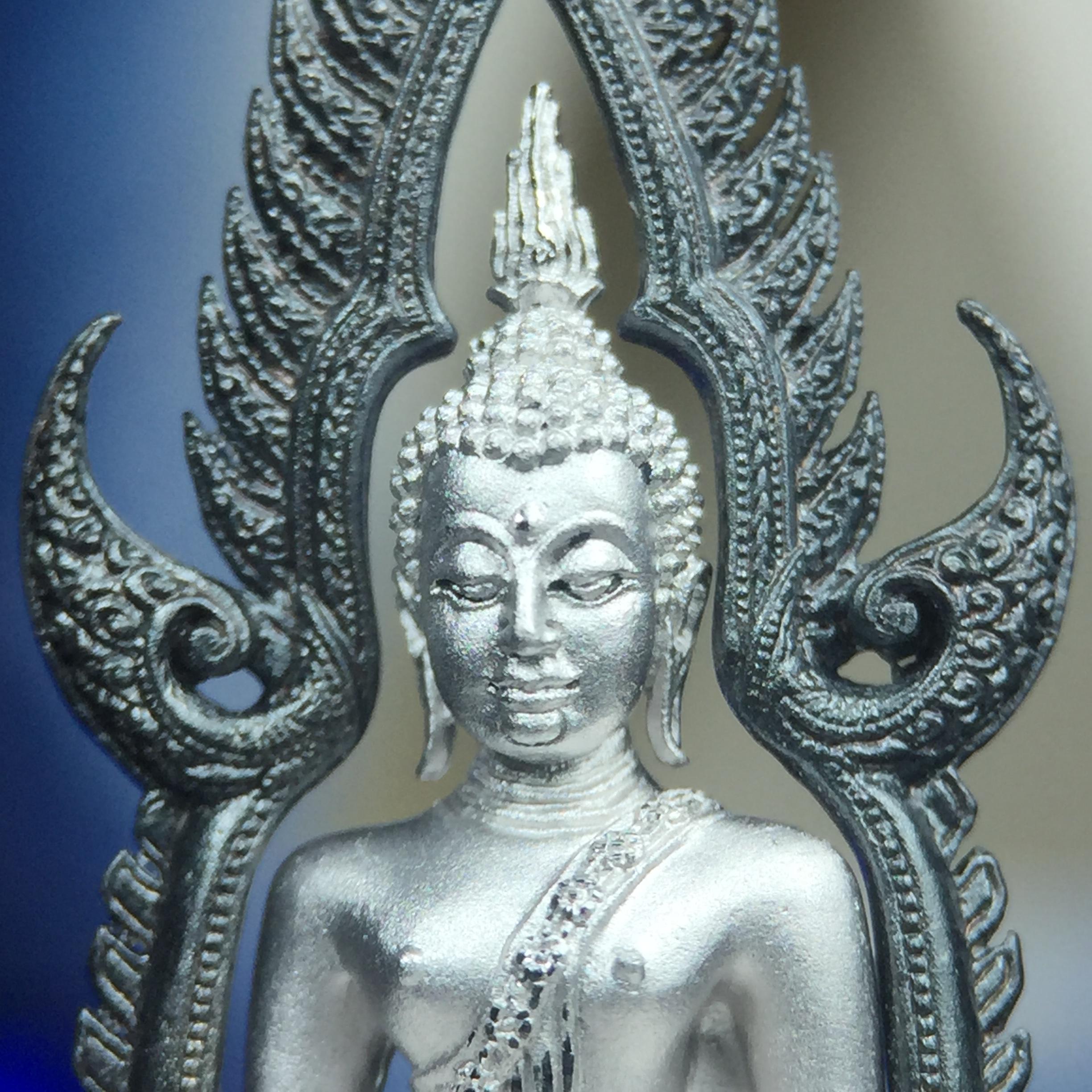 พระพุทธชินราช ภปร. โครงการ เพราะแผ่นดินนี้คือแผ่นดินเกิด เนื้อเงินชุบทองคำขาวซุ้มรมดำ ปี2551 ขนาดหน้าตัก1/2นิ้ว(3.5*2.5 ซม.) (สวยงามหายาก)1ใน 5000 องค์